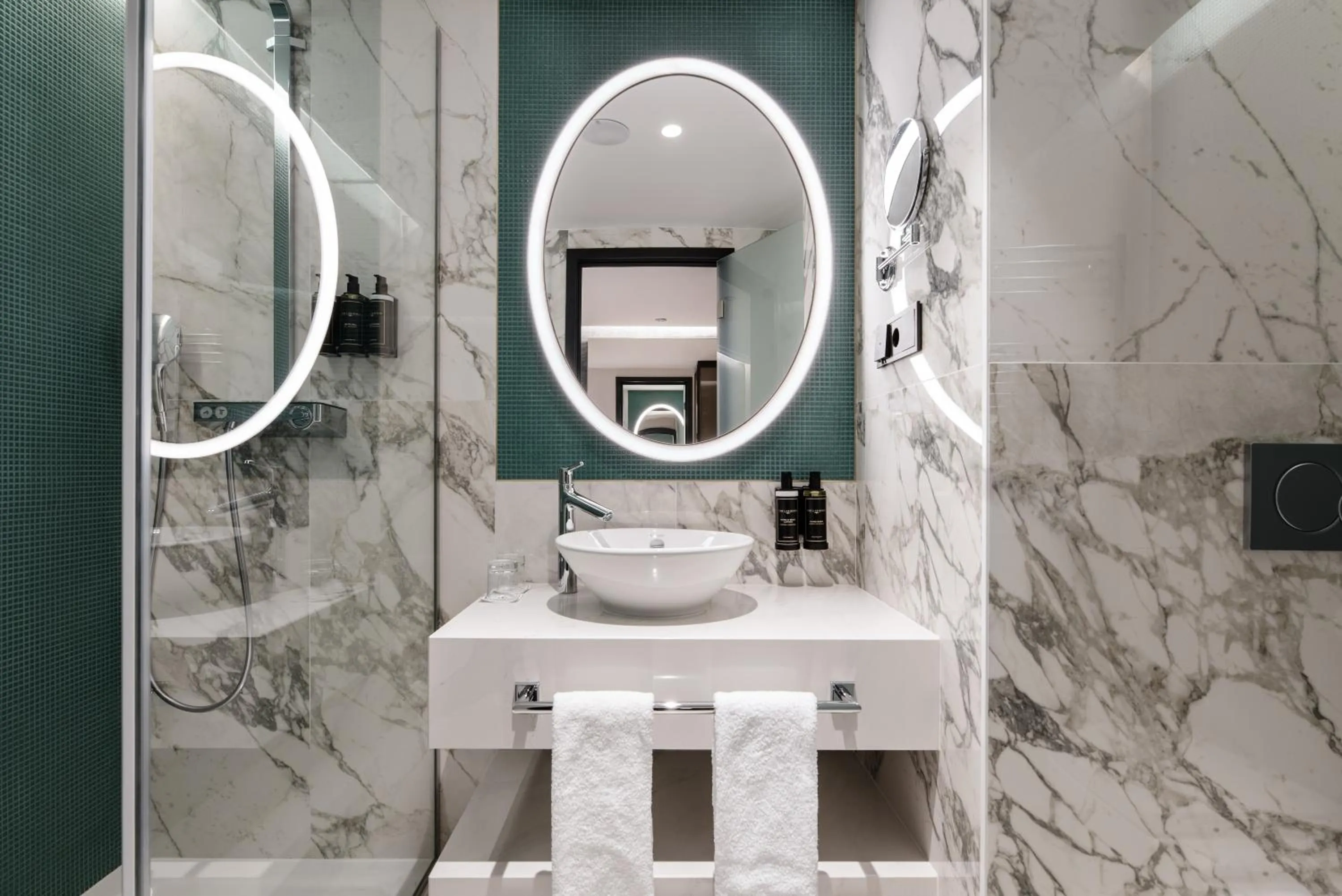 Shower in Eurostars Ambassador