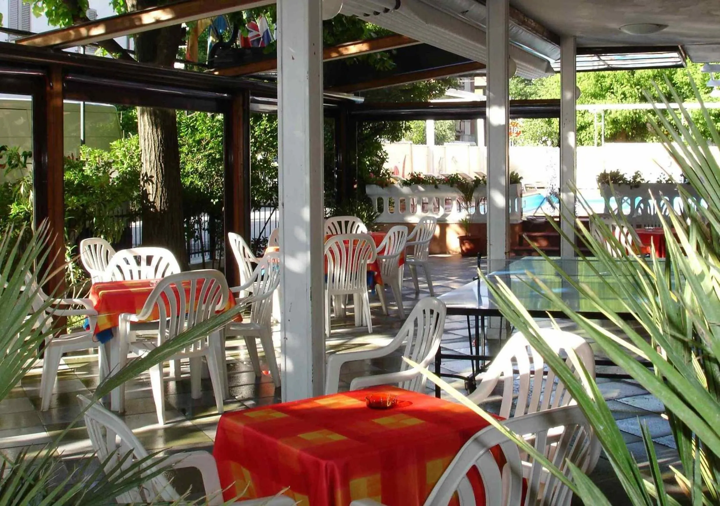 Restaurant/places to eat in Hotel Apis