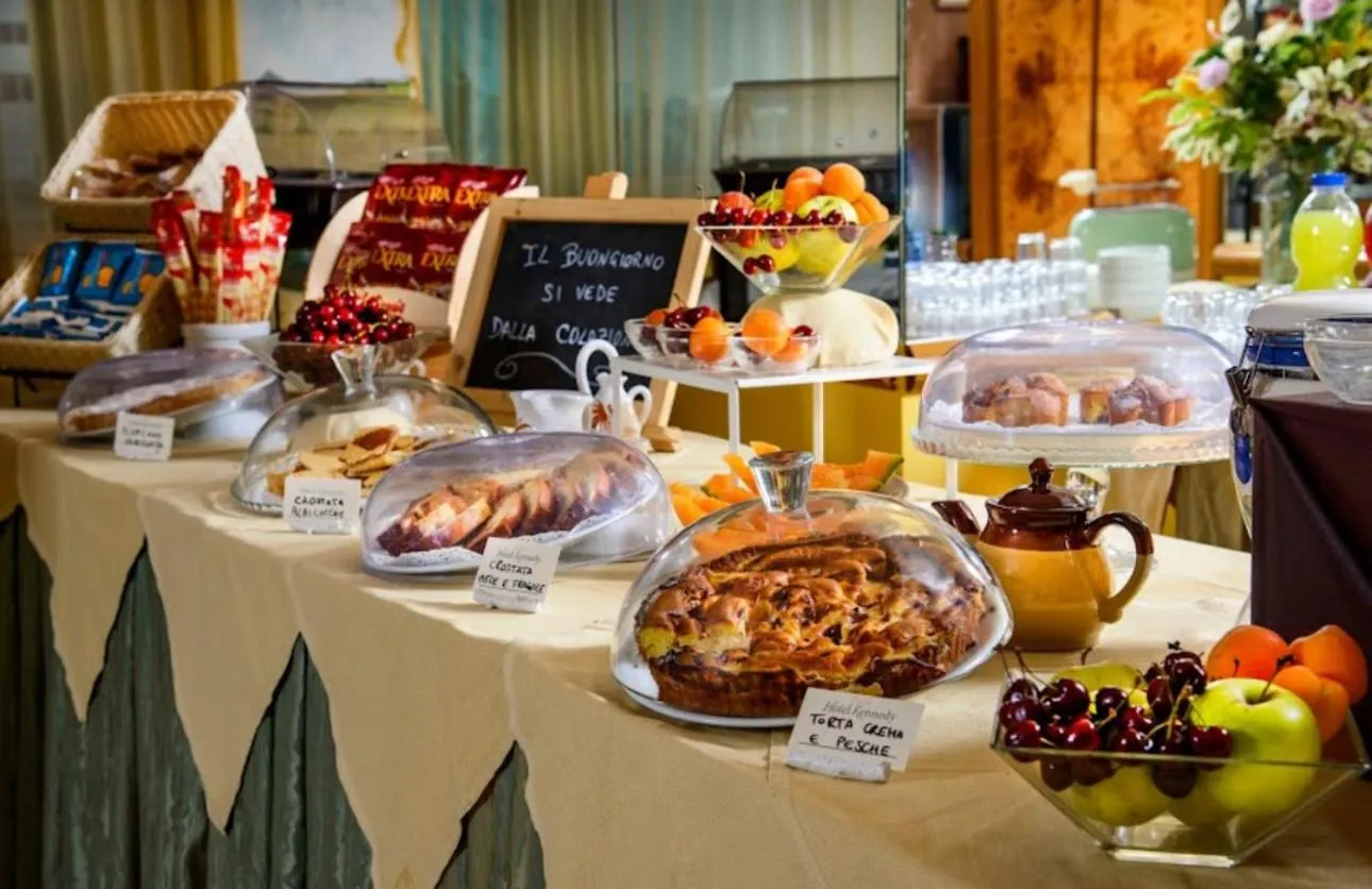 Restaurant/places to eat in Hotel Kennedy