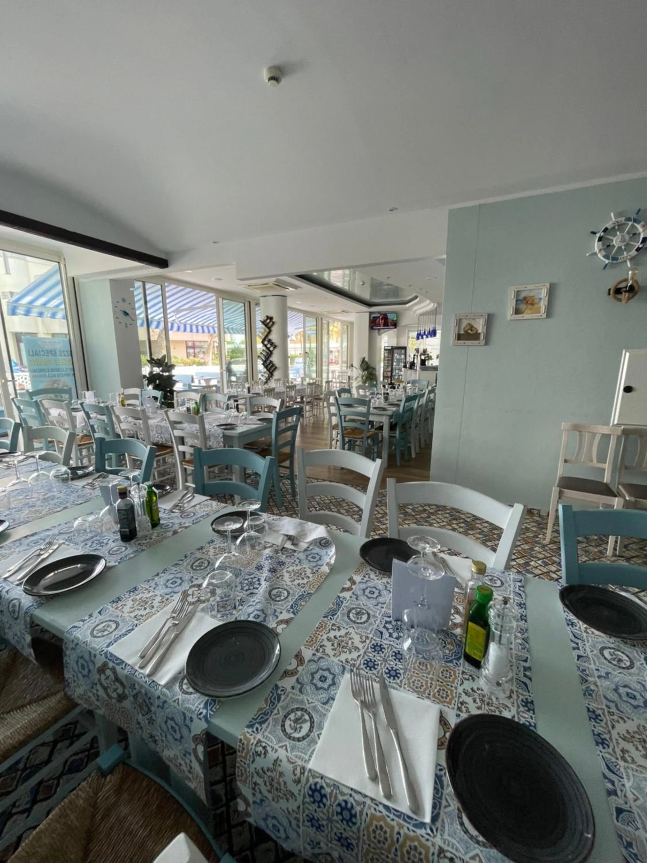 Restaurant/places to eat in Hotel Kennedy