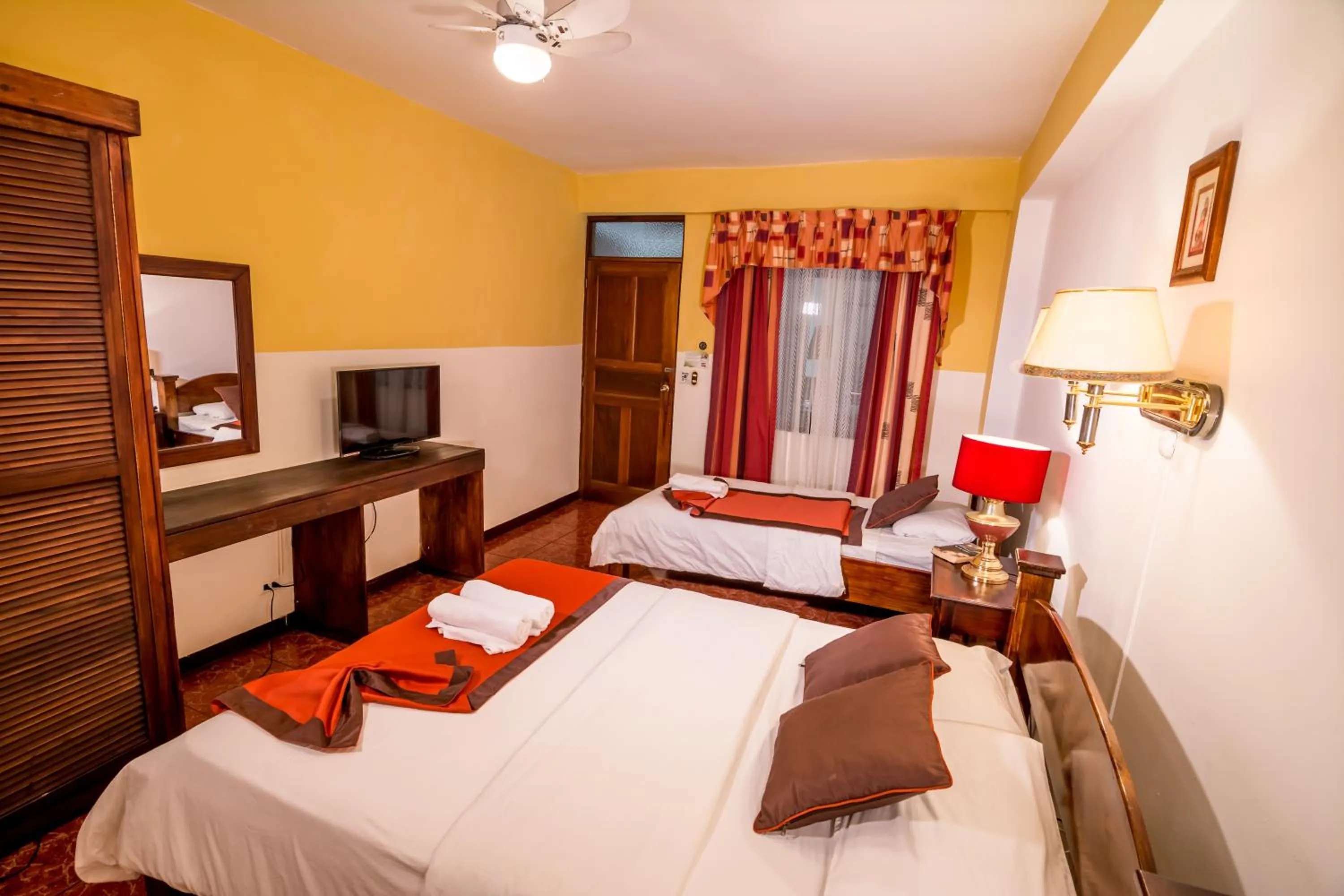 Communal lounge/ TV room, Bed in Hotel Amón Real Costa Rica