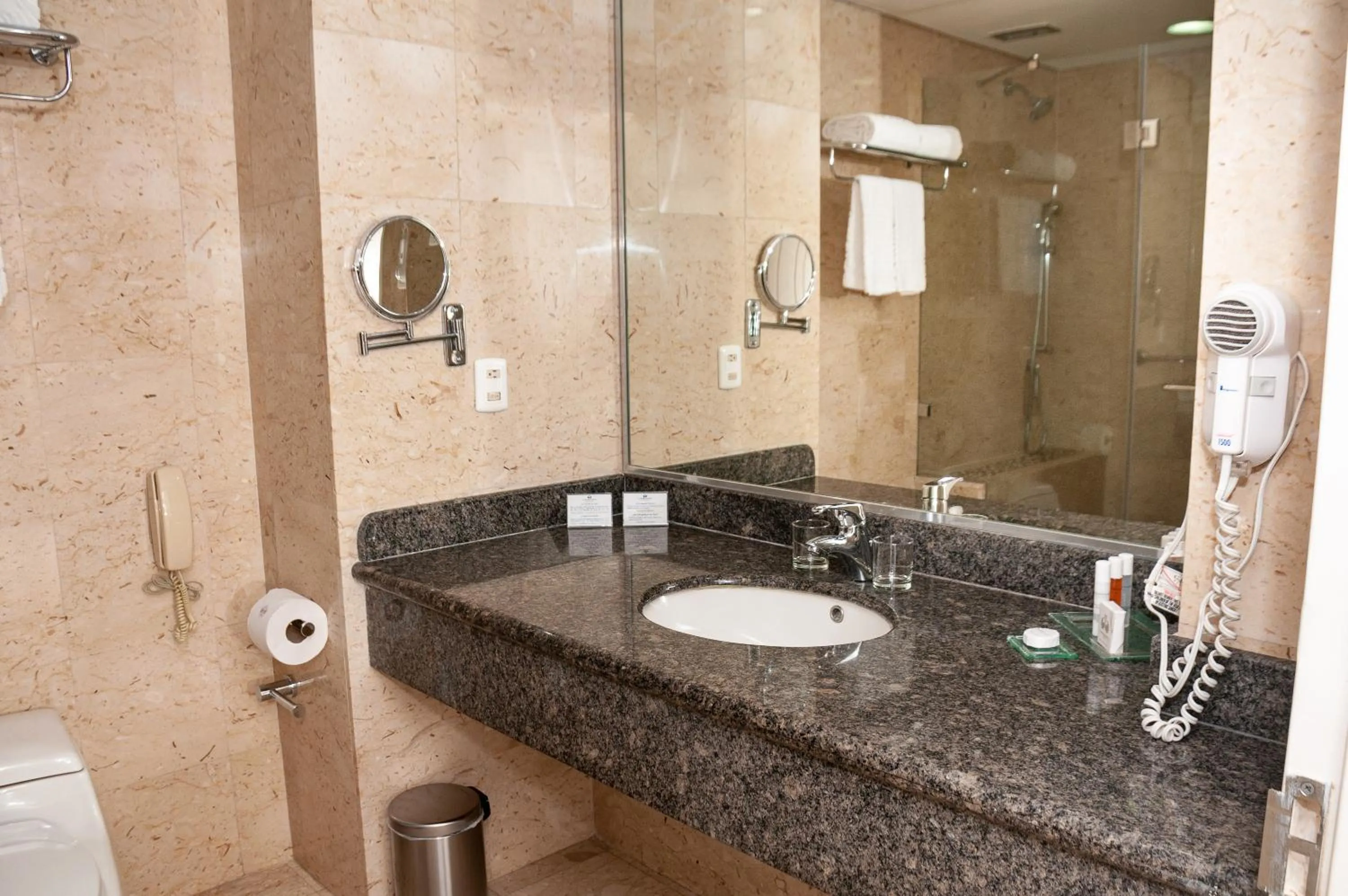 Bathroom in Eurobuilding Express El Tigre