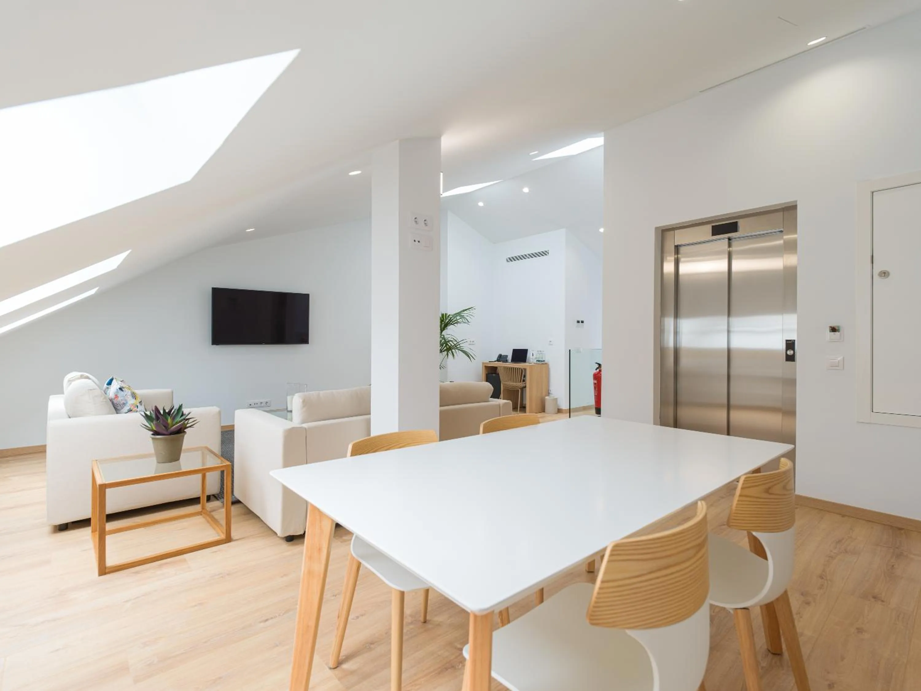 Dining area in Hotel Emeté & Coworking by Airnest