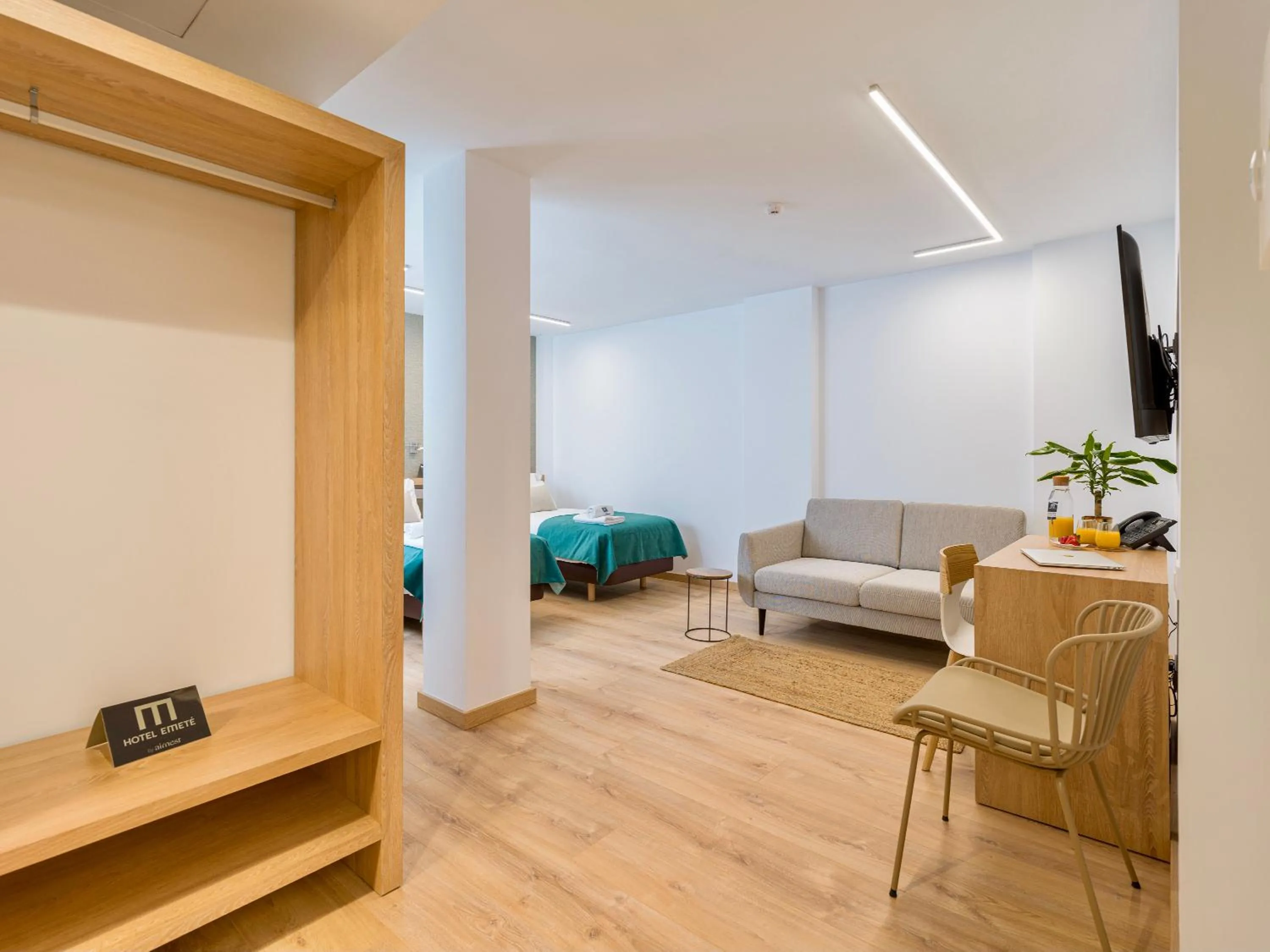 TV and multimedia in Hotel Emeté & Coworking by Airnest