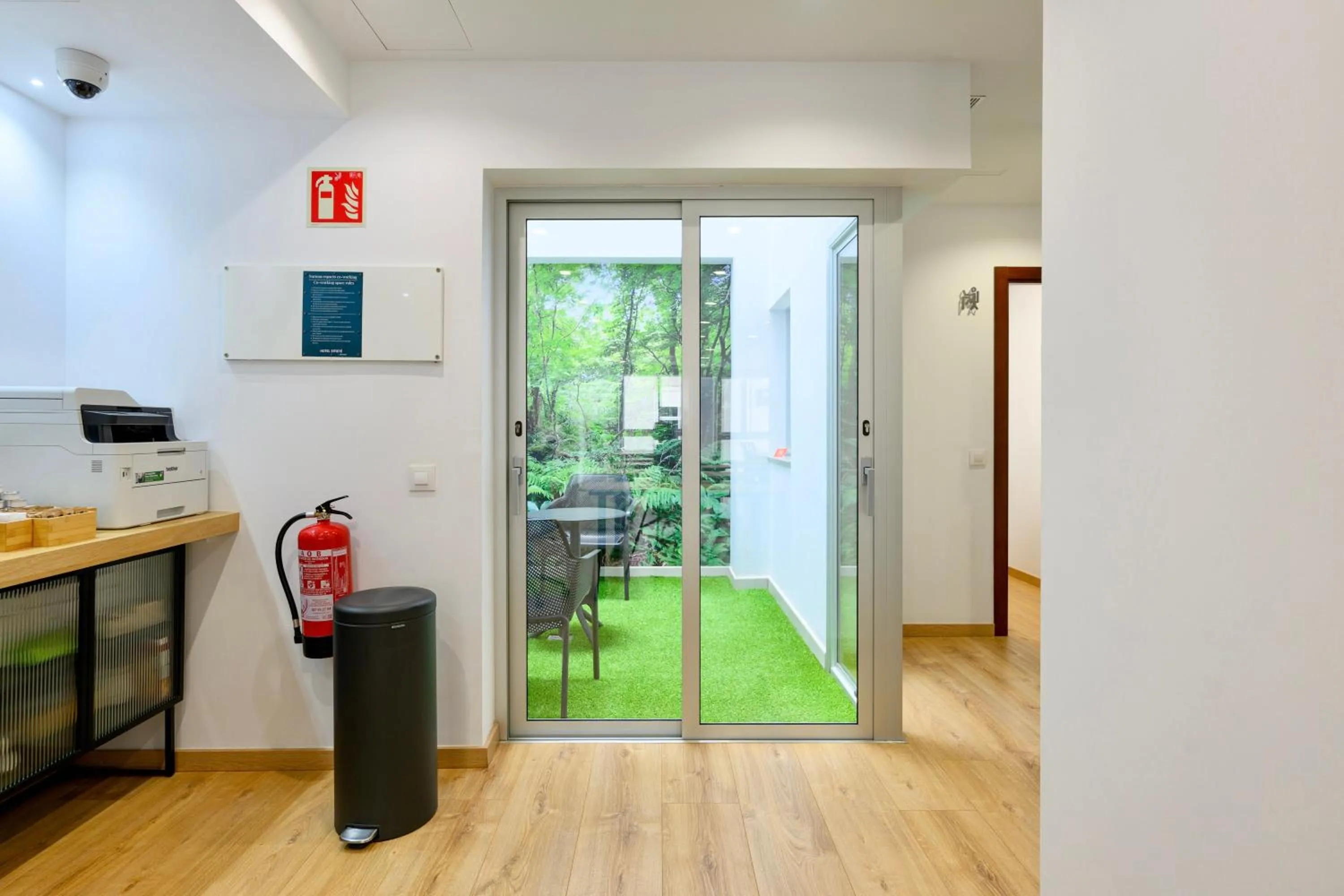 Communal lounge/ TV room in Hotel Emeté & Coworking by Airnest