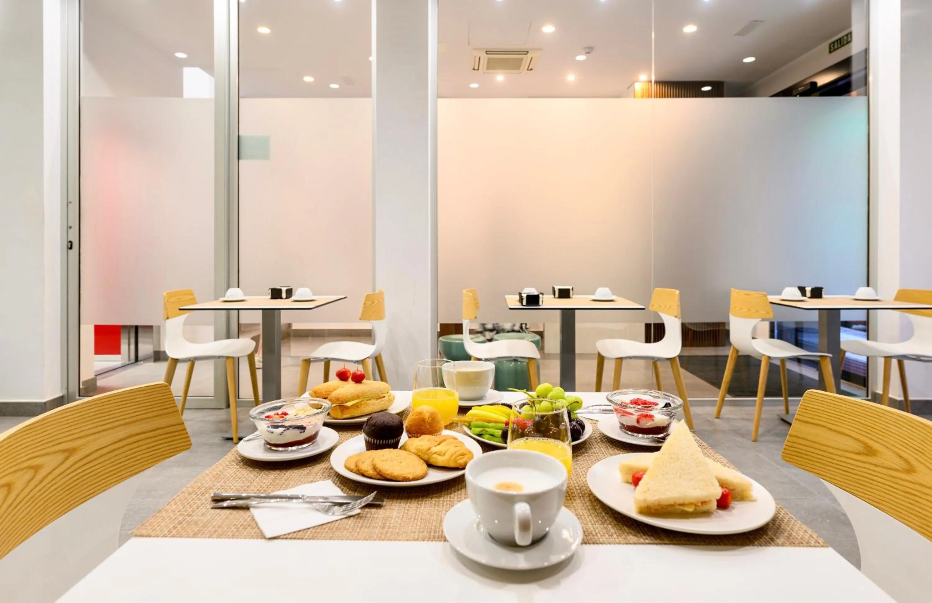 Breakfast in Hotel Emeté & Coworking by Airnest