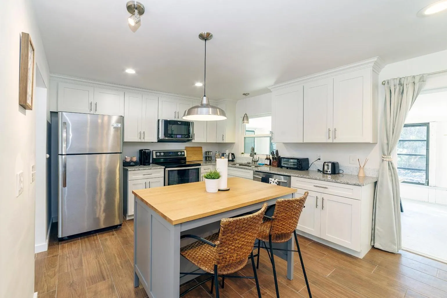 Kitchen or kitchenette in NEW Cozy House 5 Min Three Sisters Springs