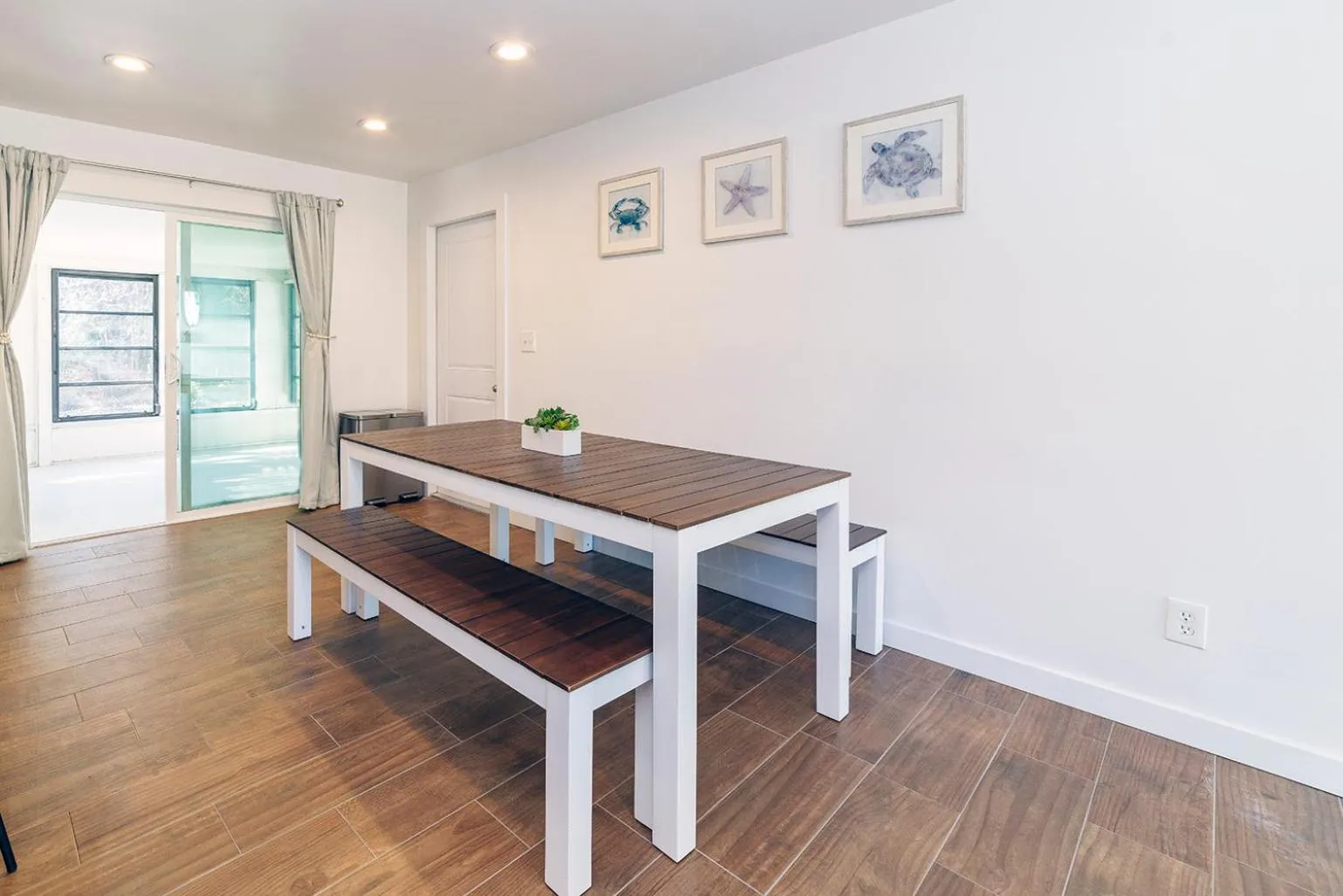 Dining area in NEW Cozy House 5 Min Three Sisters Springs