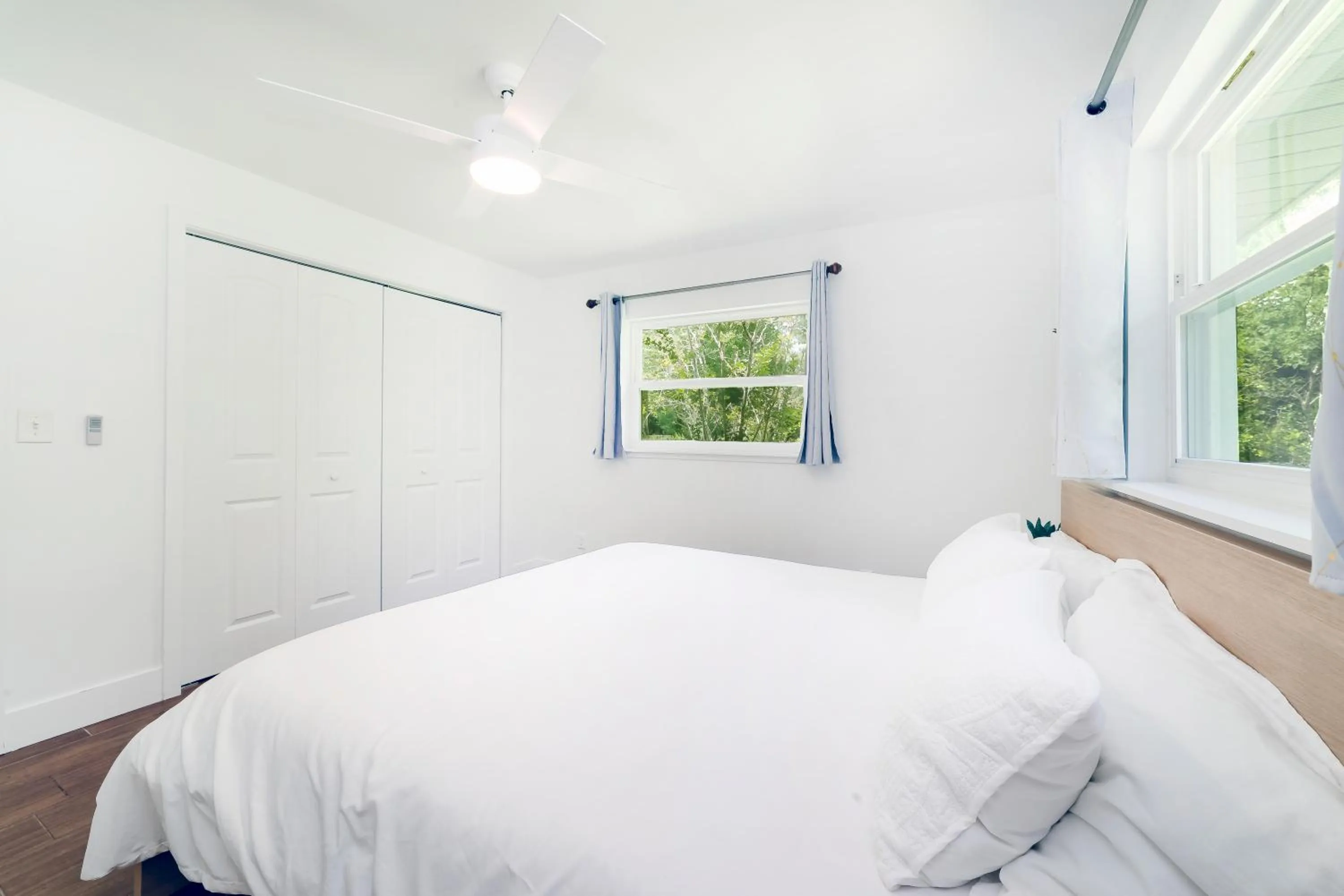 Bed in NEW Cozy House 5 Min Three Sisters Springs