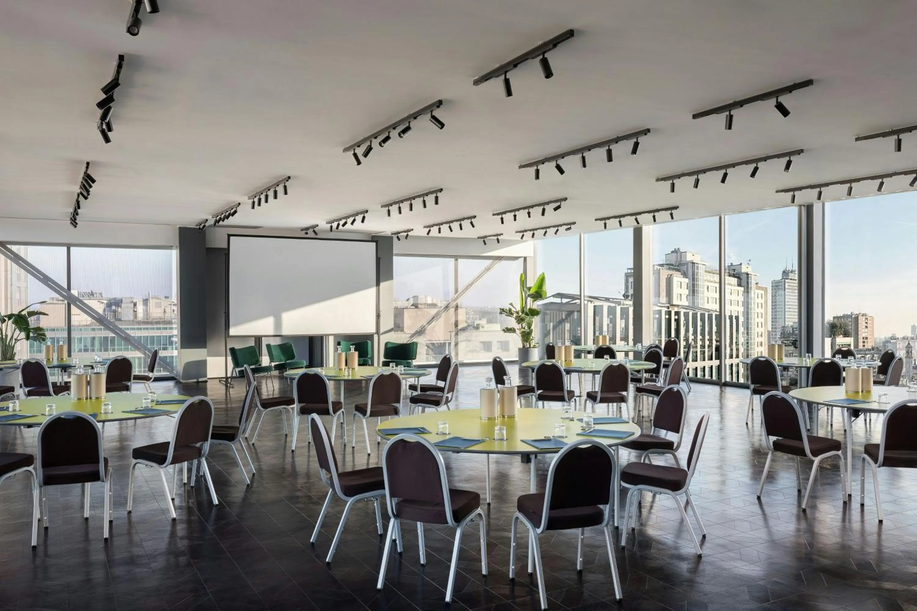Lounge or bar in Duo Milan Porta Nuova, a Tribute Portfolio Hotel