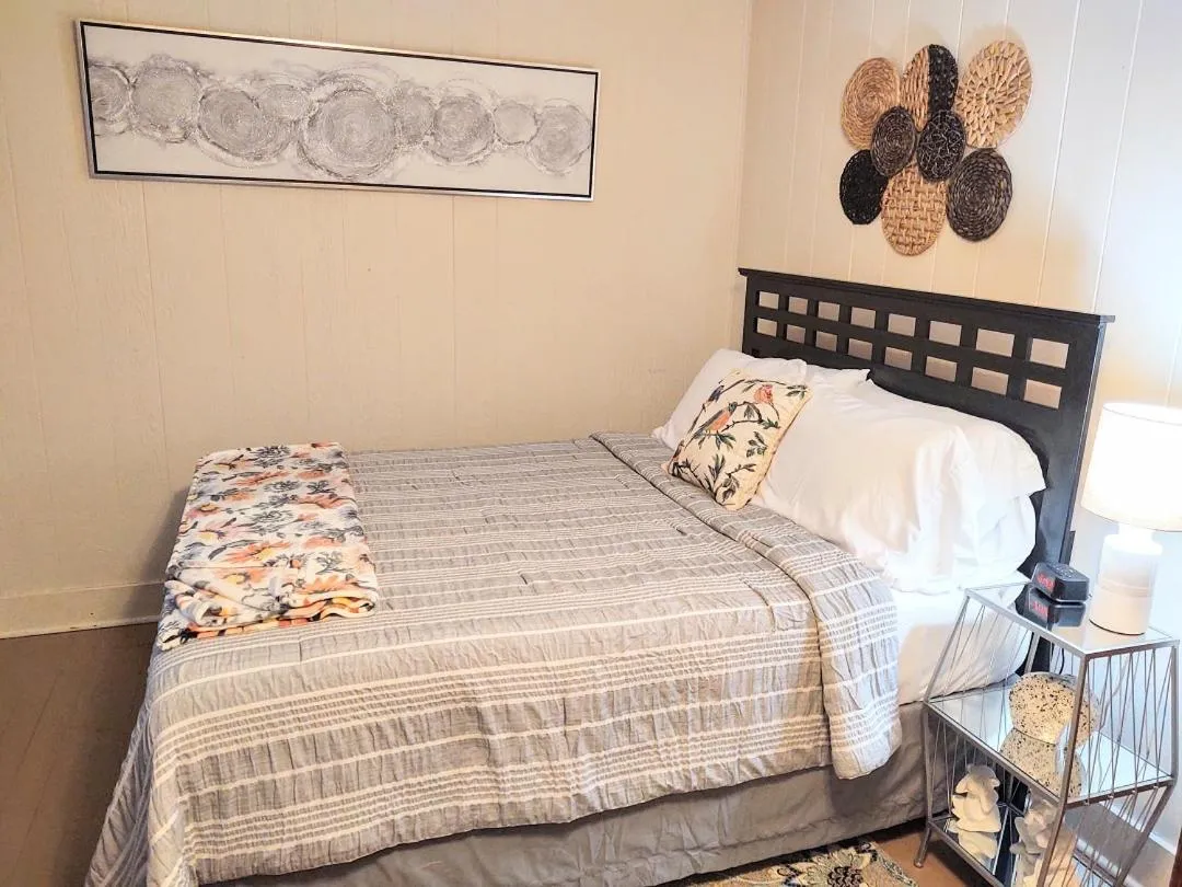 Bedroom, Bed in Edgewater Resort Cottage #1