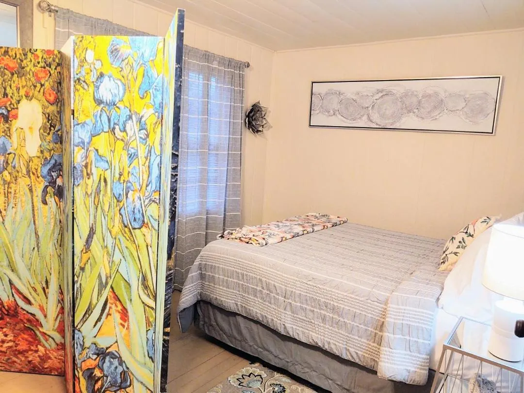 Bedroom, Bed in Edgewater Resort Cottage #1