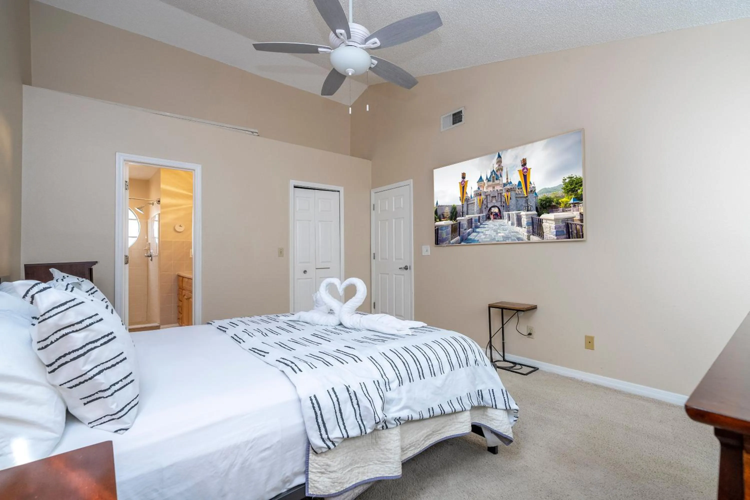 Bed in Beautiful, cozy and spacious Retreat near Disney