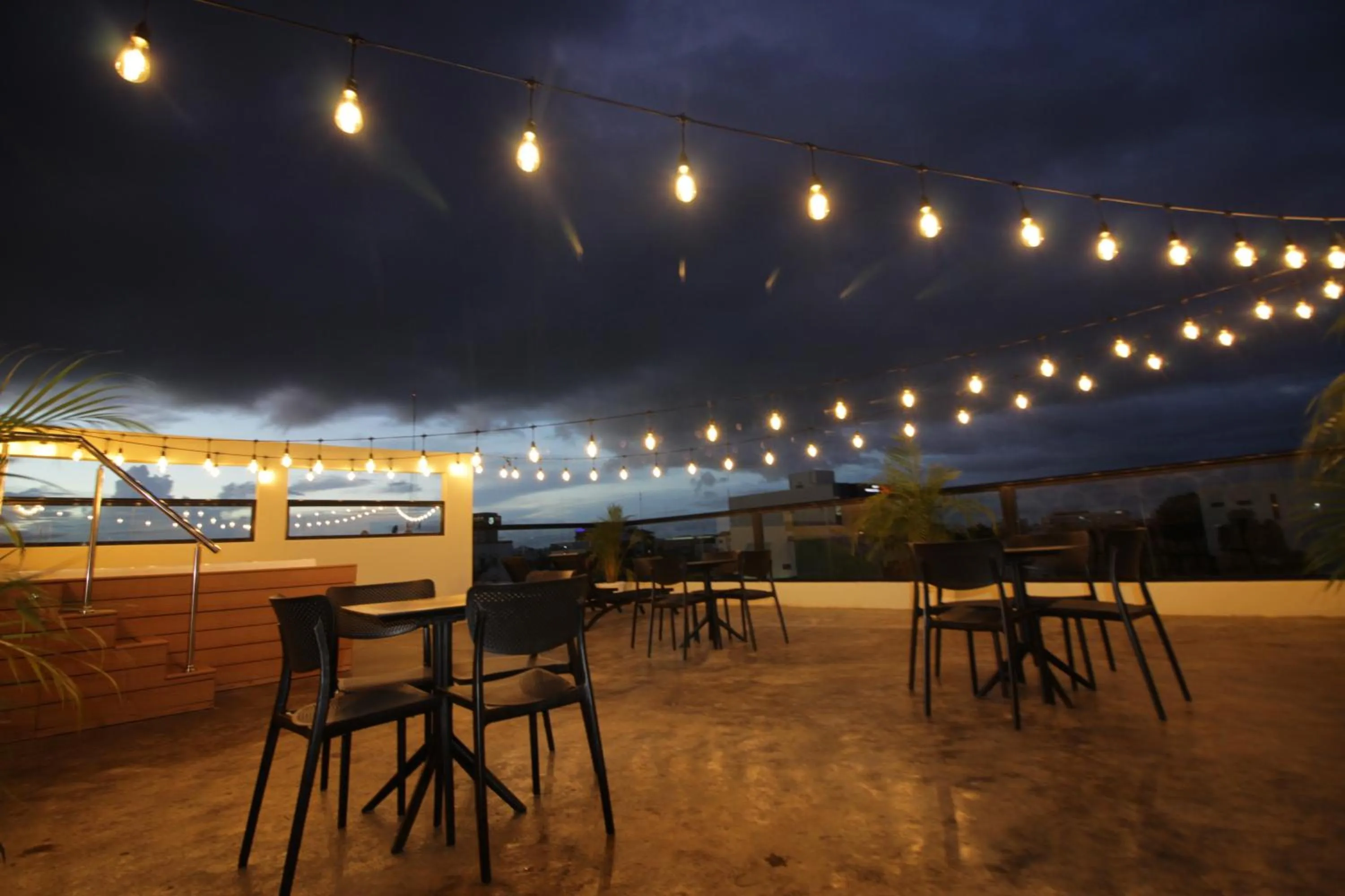 Restaurant/places to eat in Studio 27