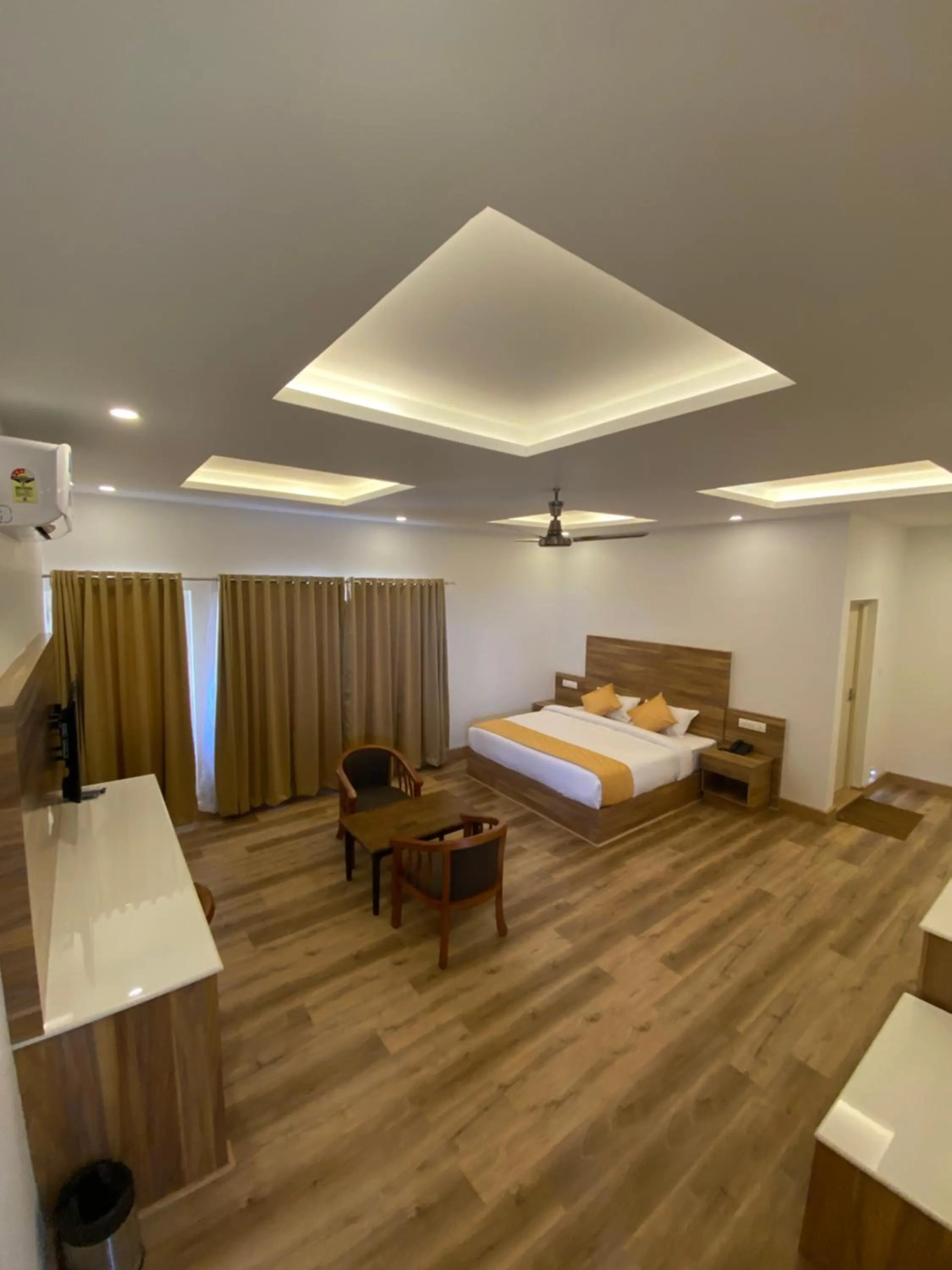 View (from property/room), Bed in Munnar Ice Queen Resorts