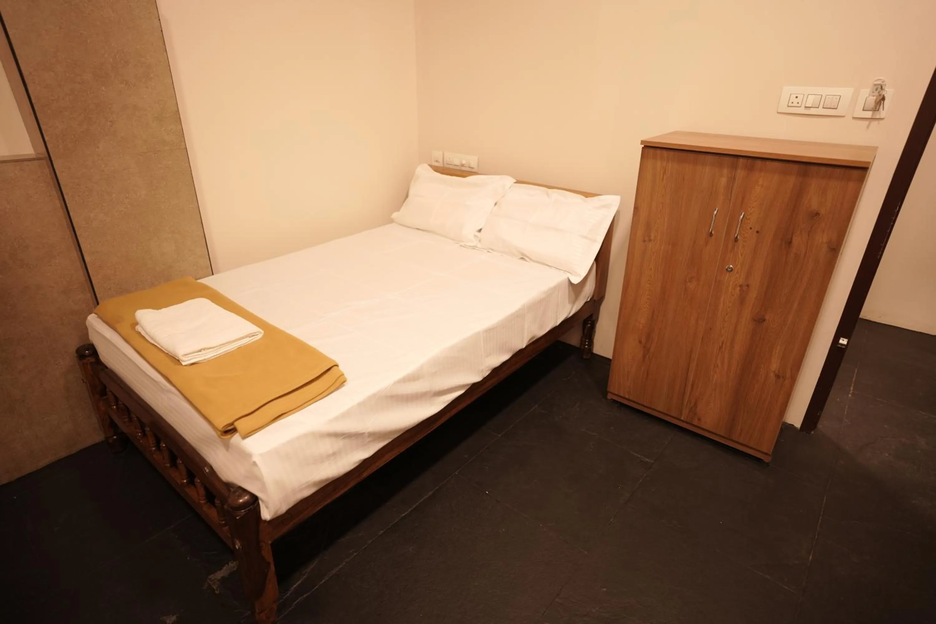 Bed in Reach Residency