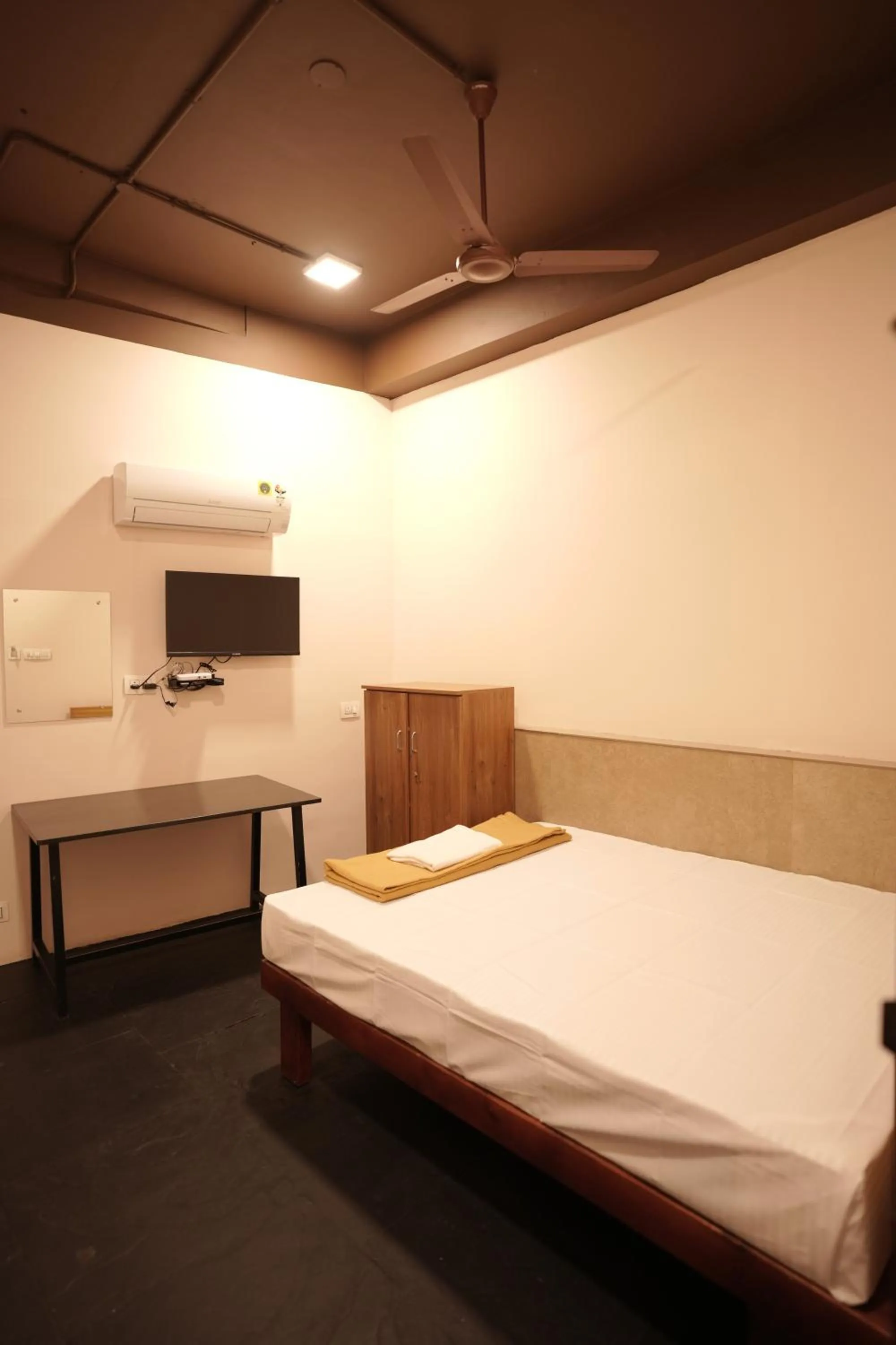 Bed in Reach Residency