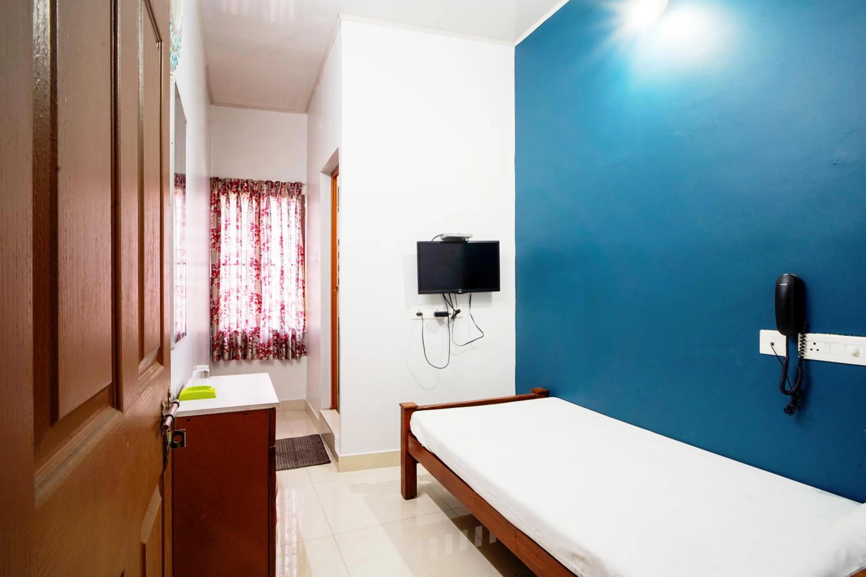 Photo of the whole room, Bed in Reach Residency