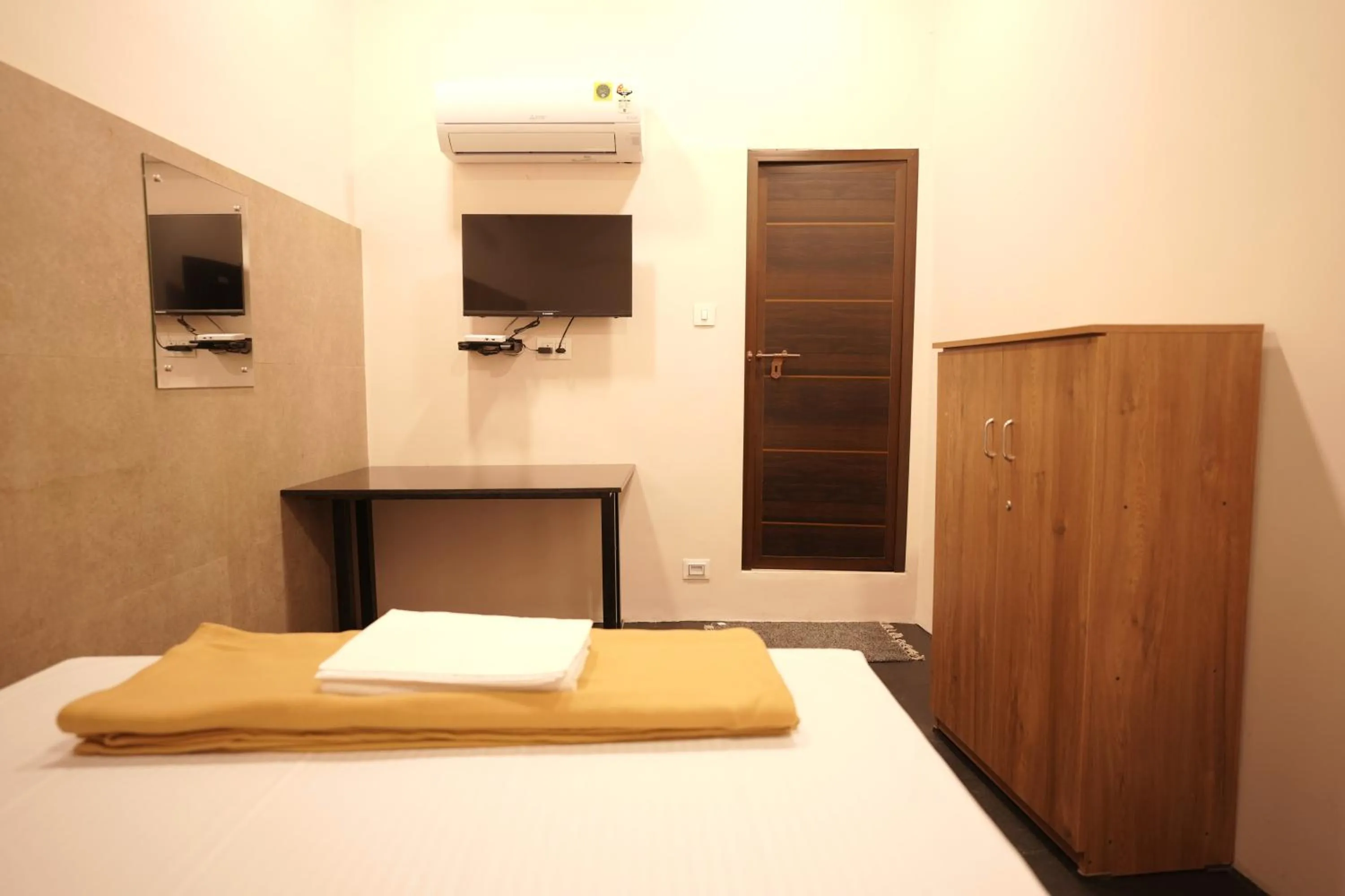 Bed in Reach Residency