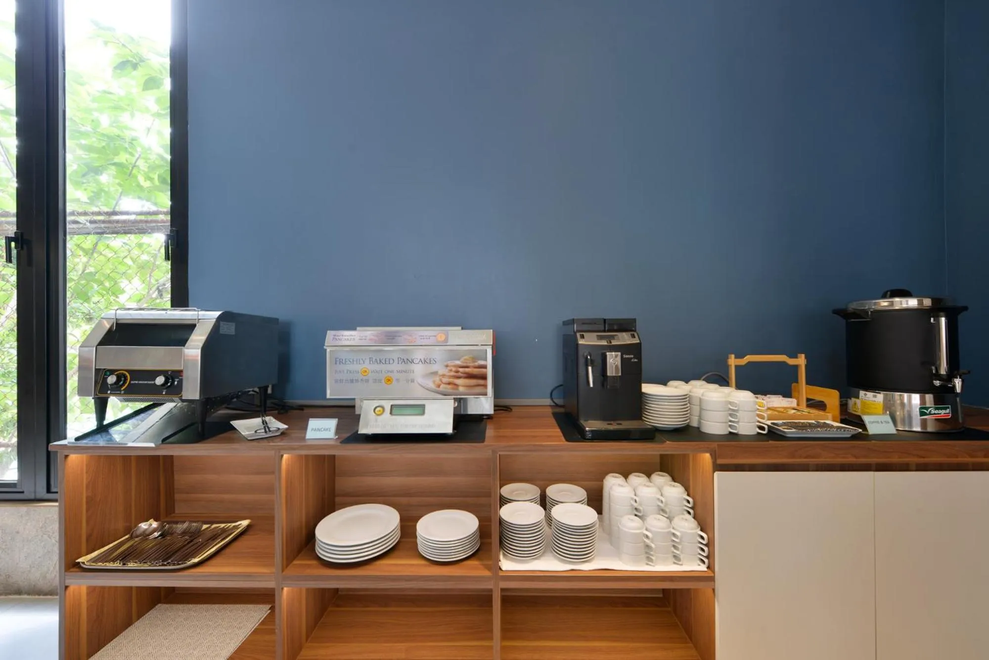 Restaurant/places to eat in Grace Patong Hotel