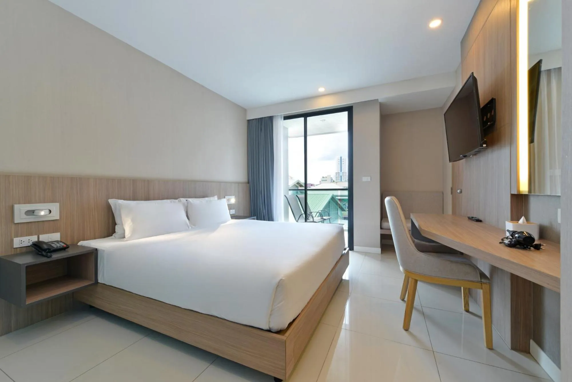 Photo of the whole room, Bed in Grace Patong Hotel