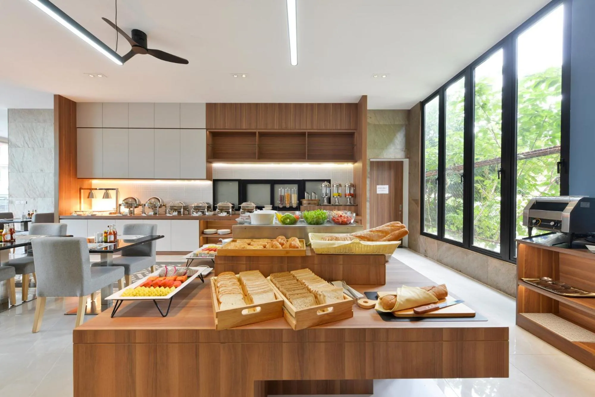 Restaurant/places to eat in Grace Patong Hotel