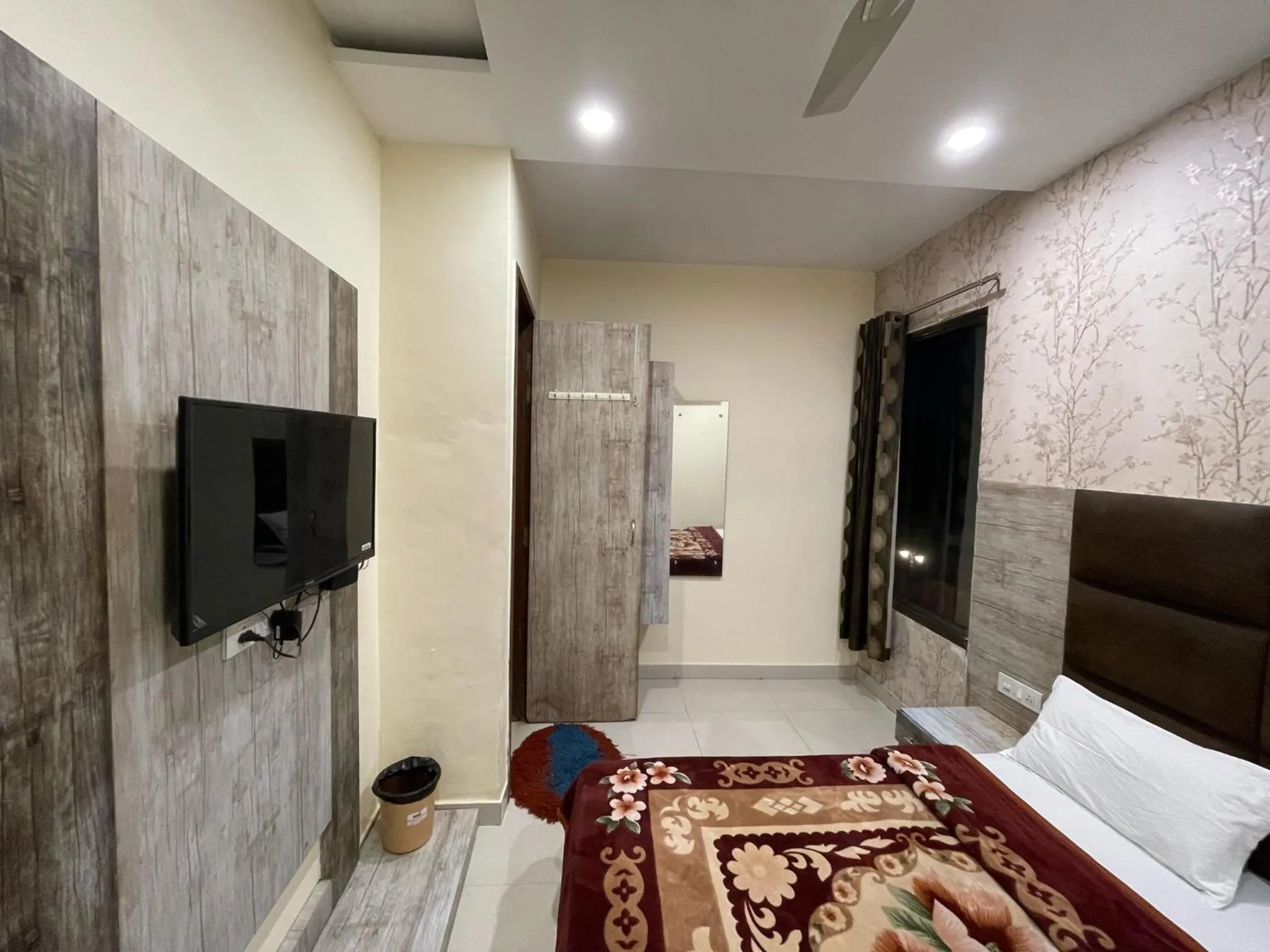 Bedroom, Bed in Shree Krishna Hotels