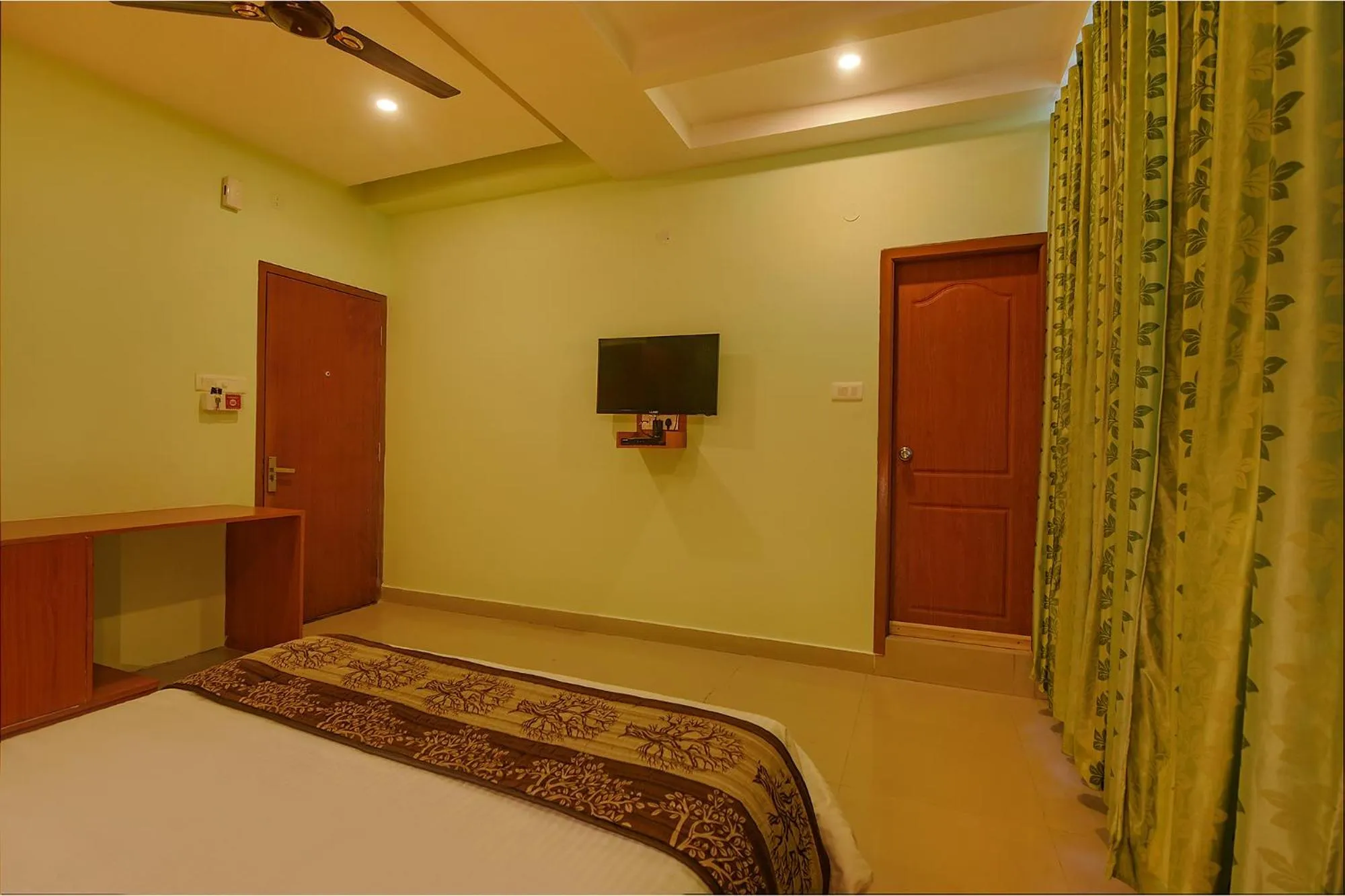 Bedroom, Bed in FabHotel The BTM Palace - BTM Layout