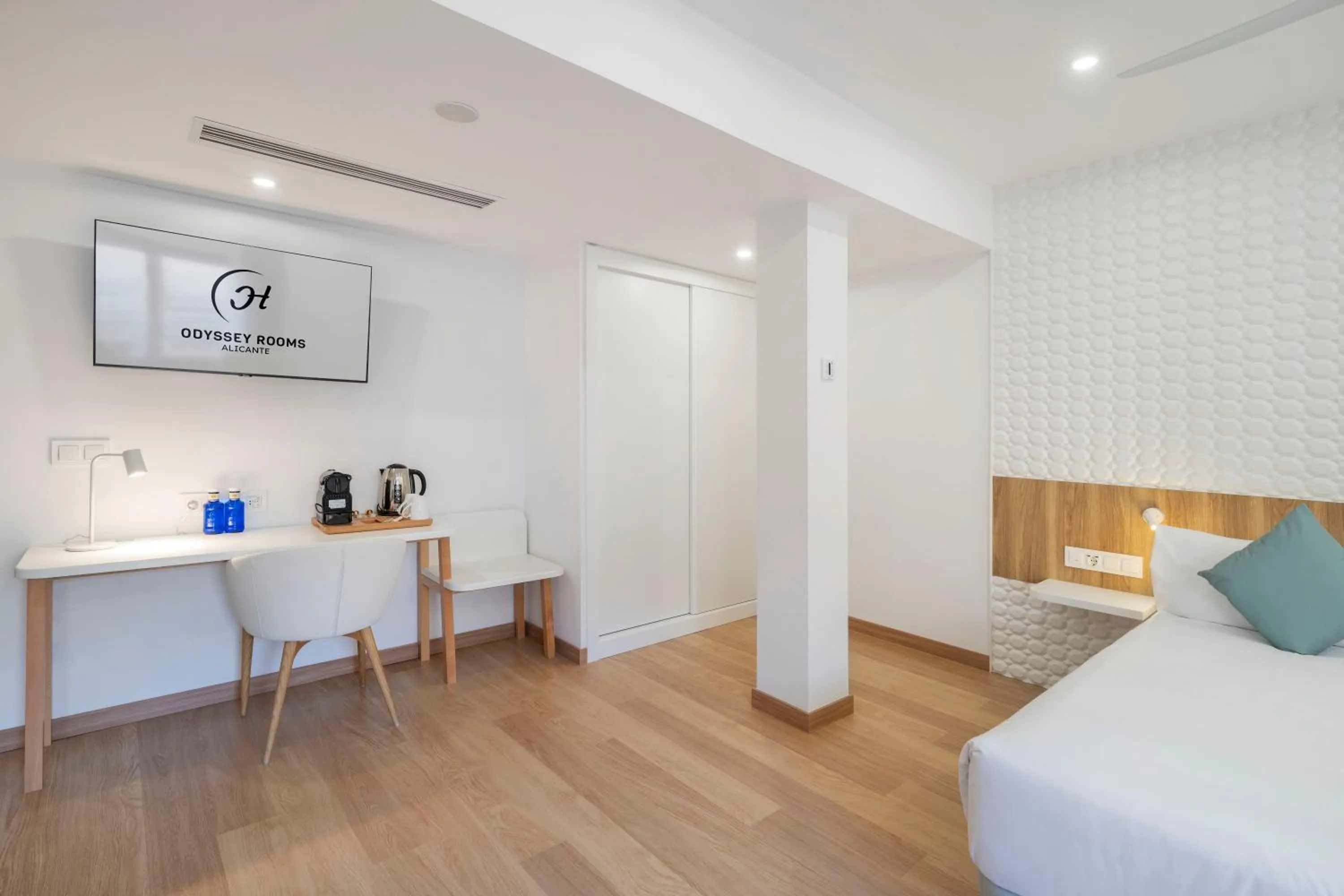 Coffee/tea facilities, Bed in Odyssey Rooms Alicante