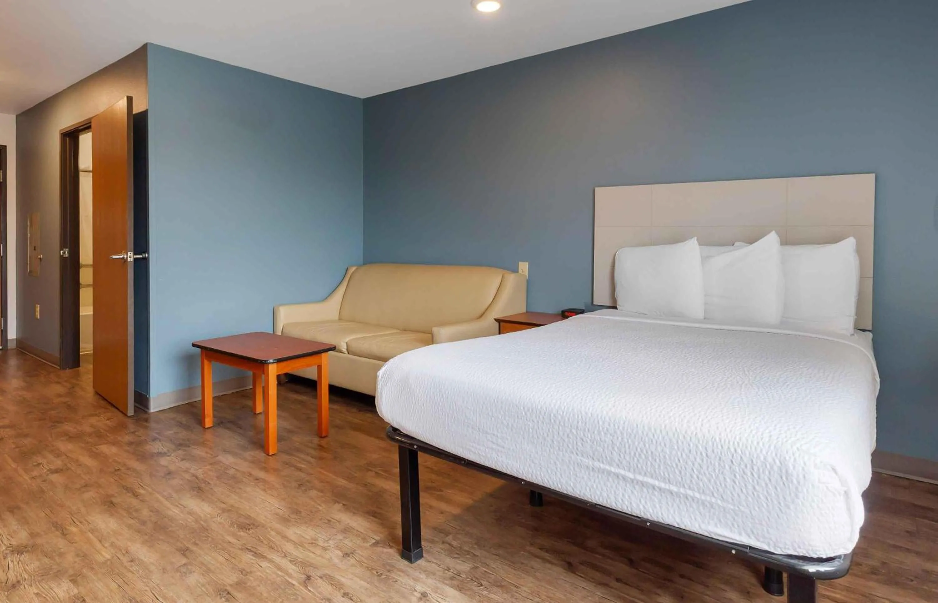 Bedroom, Bed in Extended Stay America Select Suites - Fayetteville