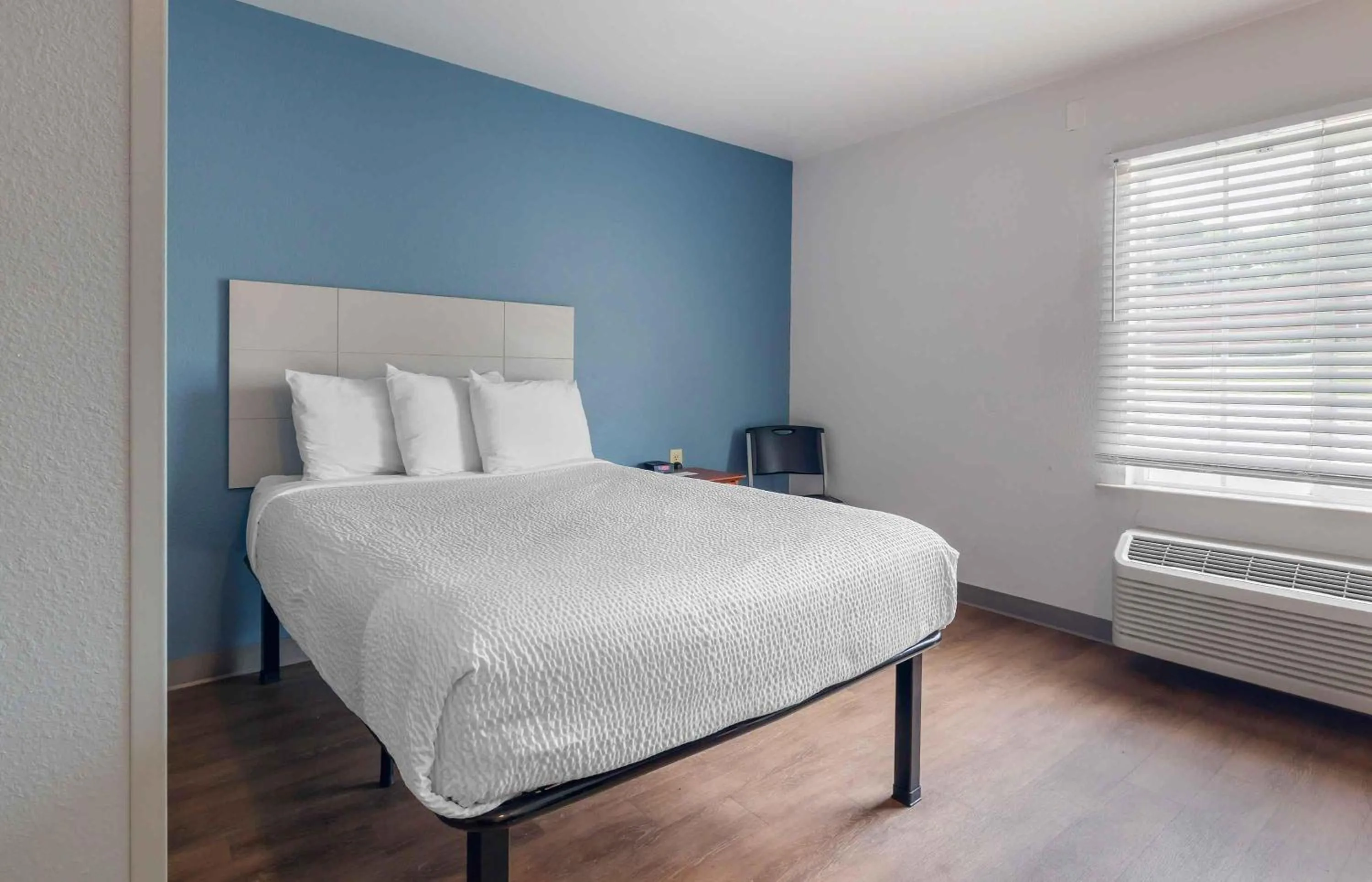 Bedroom, Bed in Extended Stay America Select Suites - Fayetteville