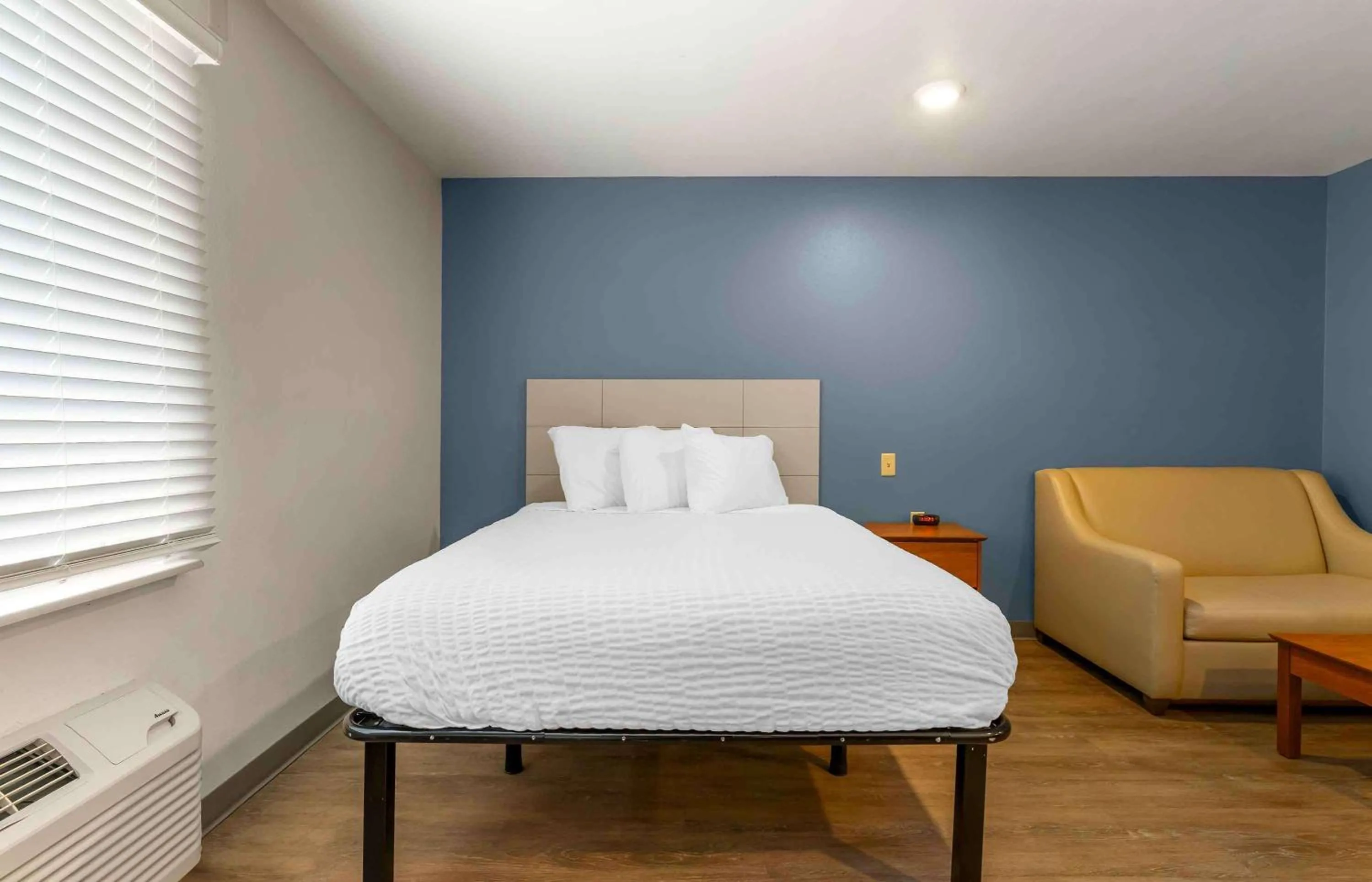 Bedroom, Bed in Extended Stay America Select Suites - Fayetteville - I-49