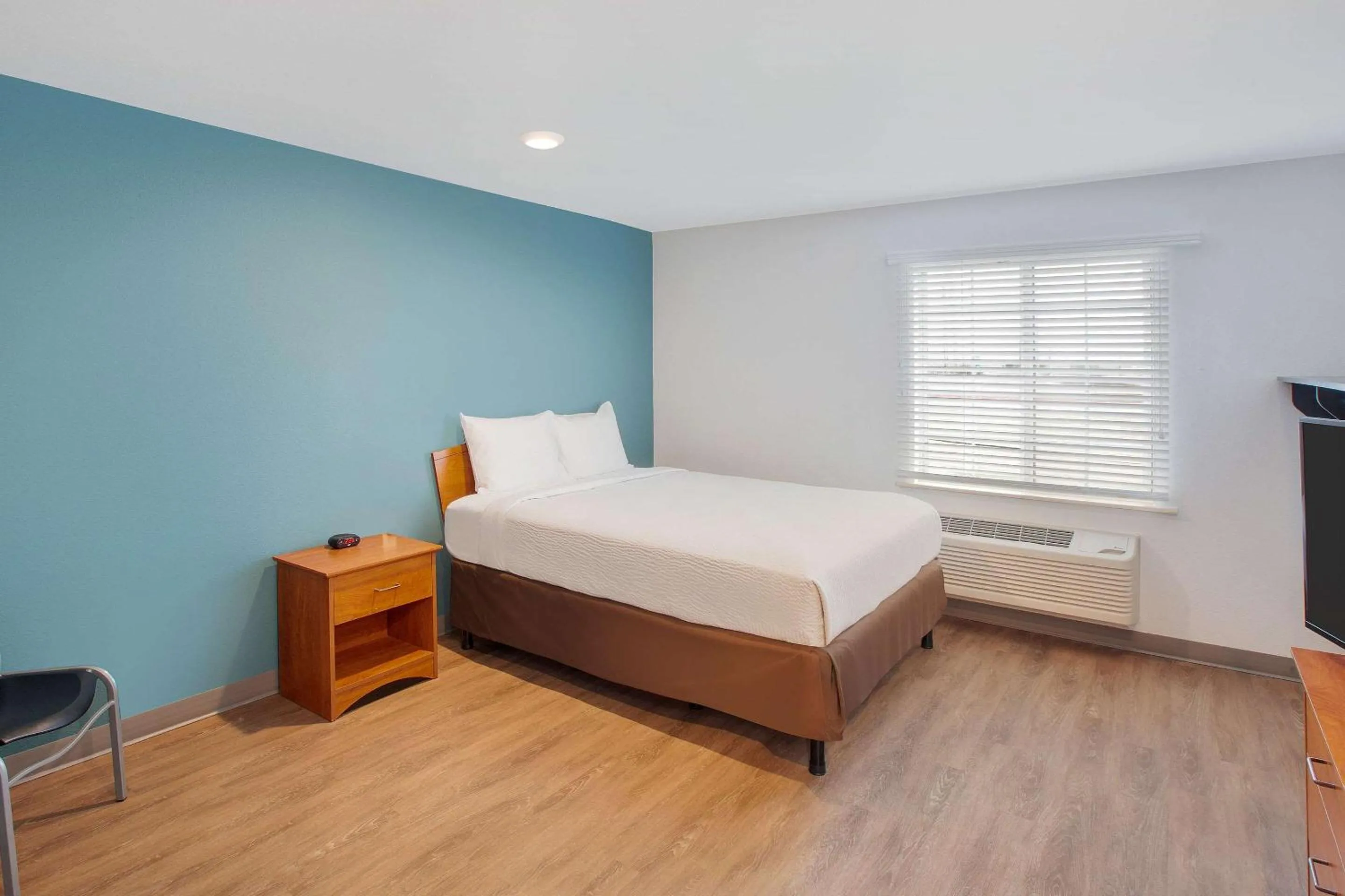 Photo of the whole room, Bed in WoodSpring Suites Harlingen
