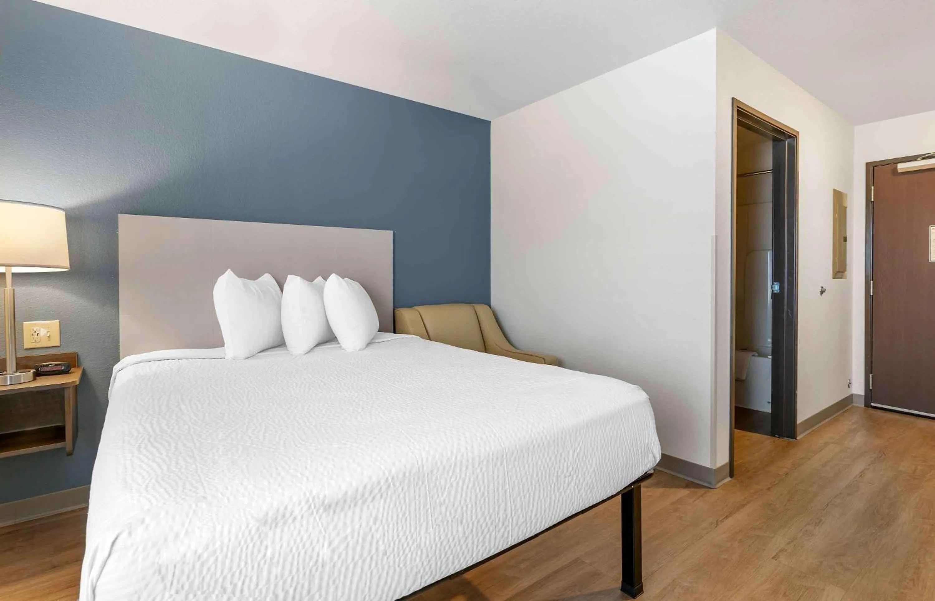 Bedroom, Bed in Extended Stay America Select Suites - Louisville - Airport