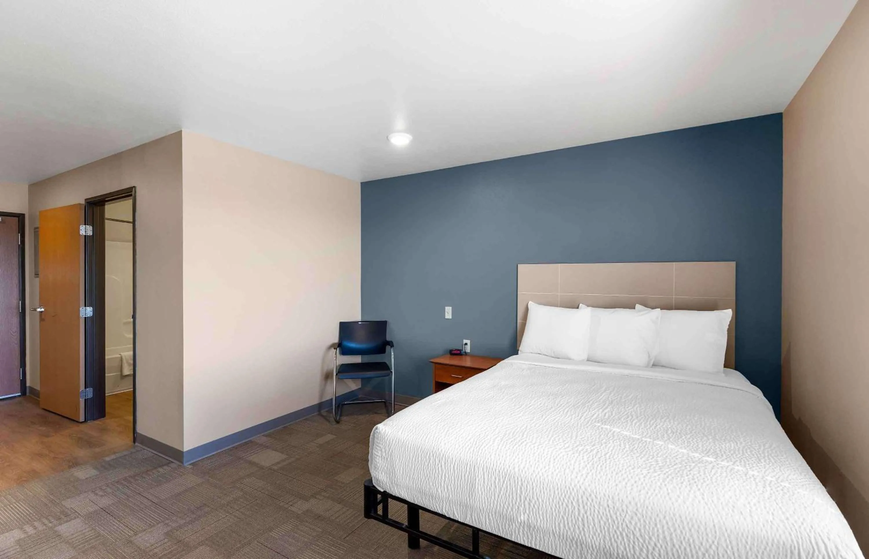 Bedroom, Bed in Extended Stay America Select Suites - Loveland