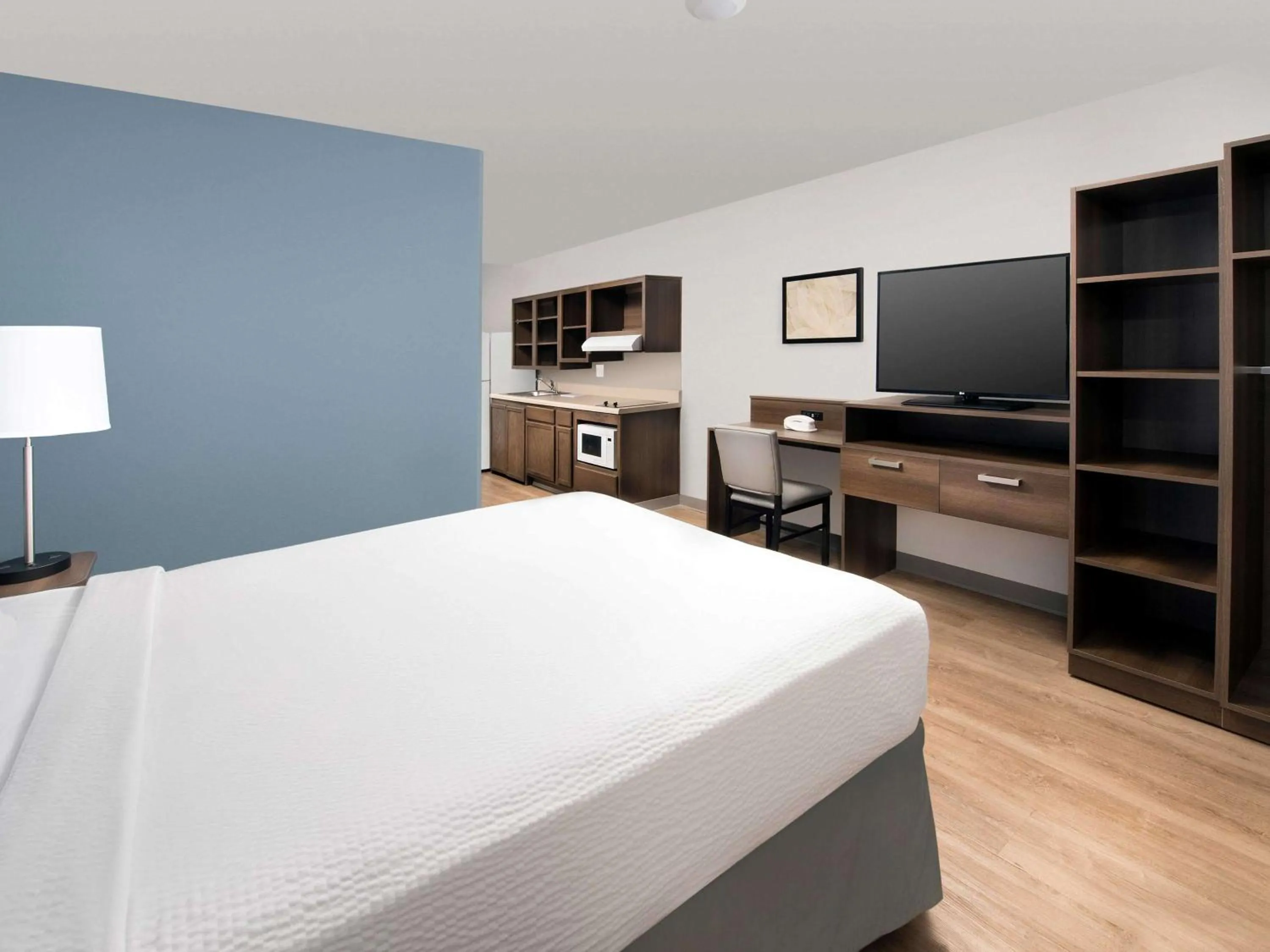 Bedroom, Bed in Extended Stay America Suites - Minneapolis - Fridley