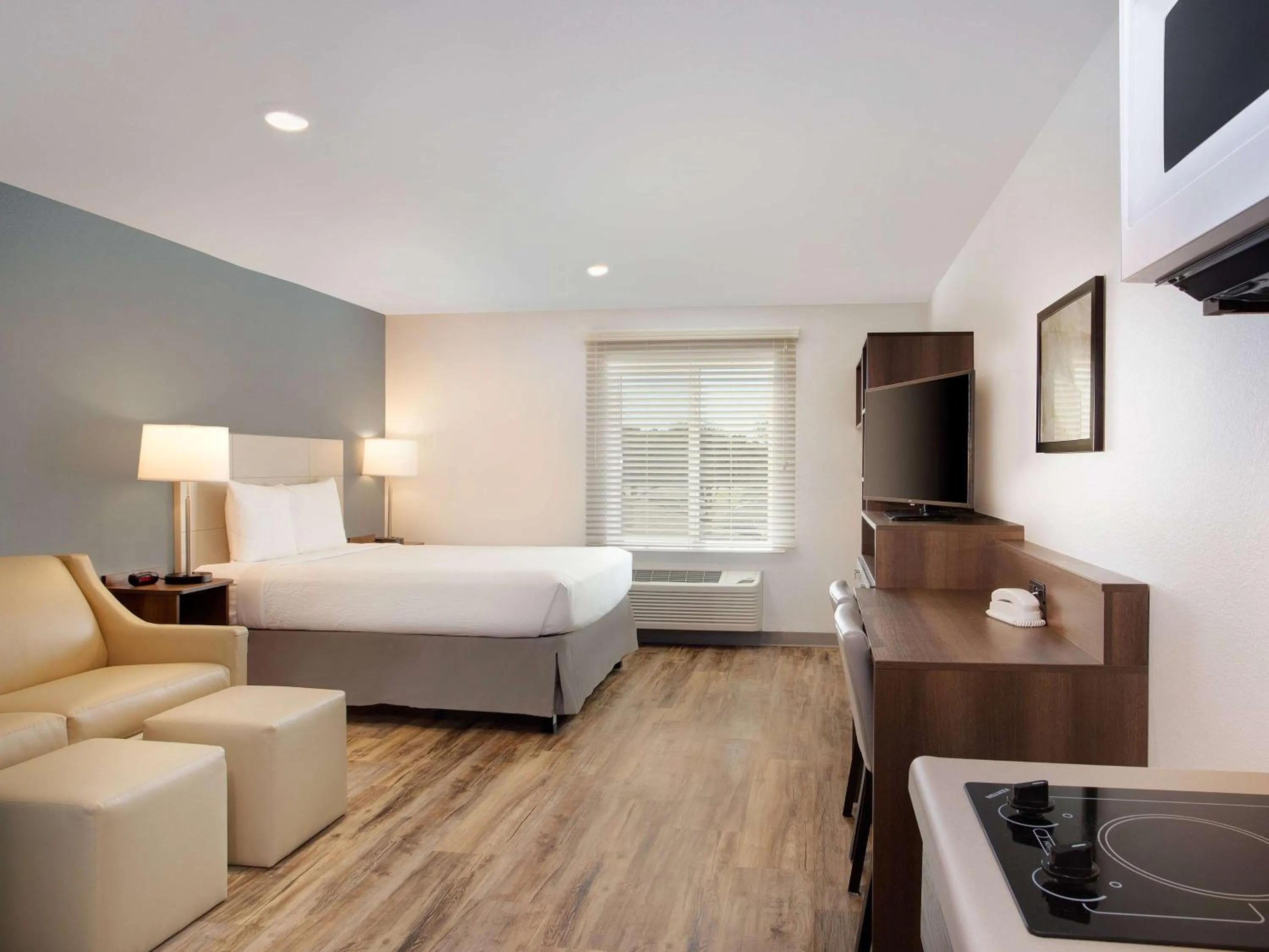 Bedroom, Bed in Extended Stay America Suites - Minneapolis - Fridley