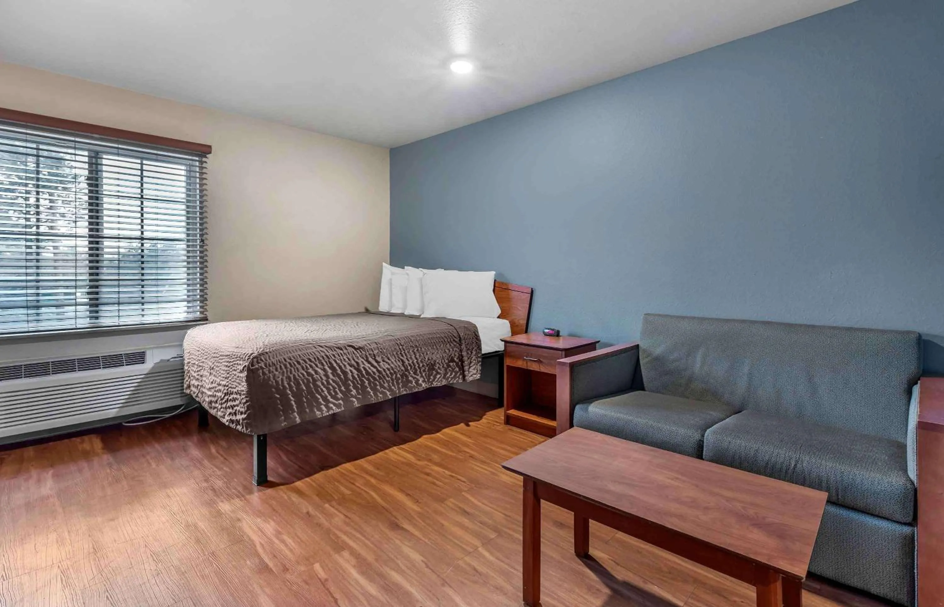 Bedroom, Bed in Extended Stay America Select Suites - Shreveport - Airport