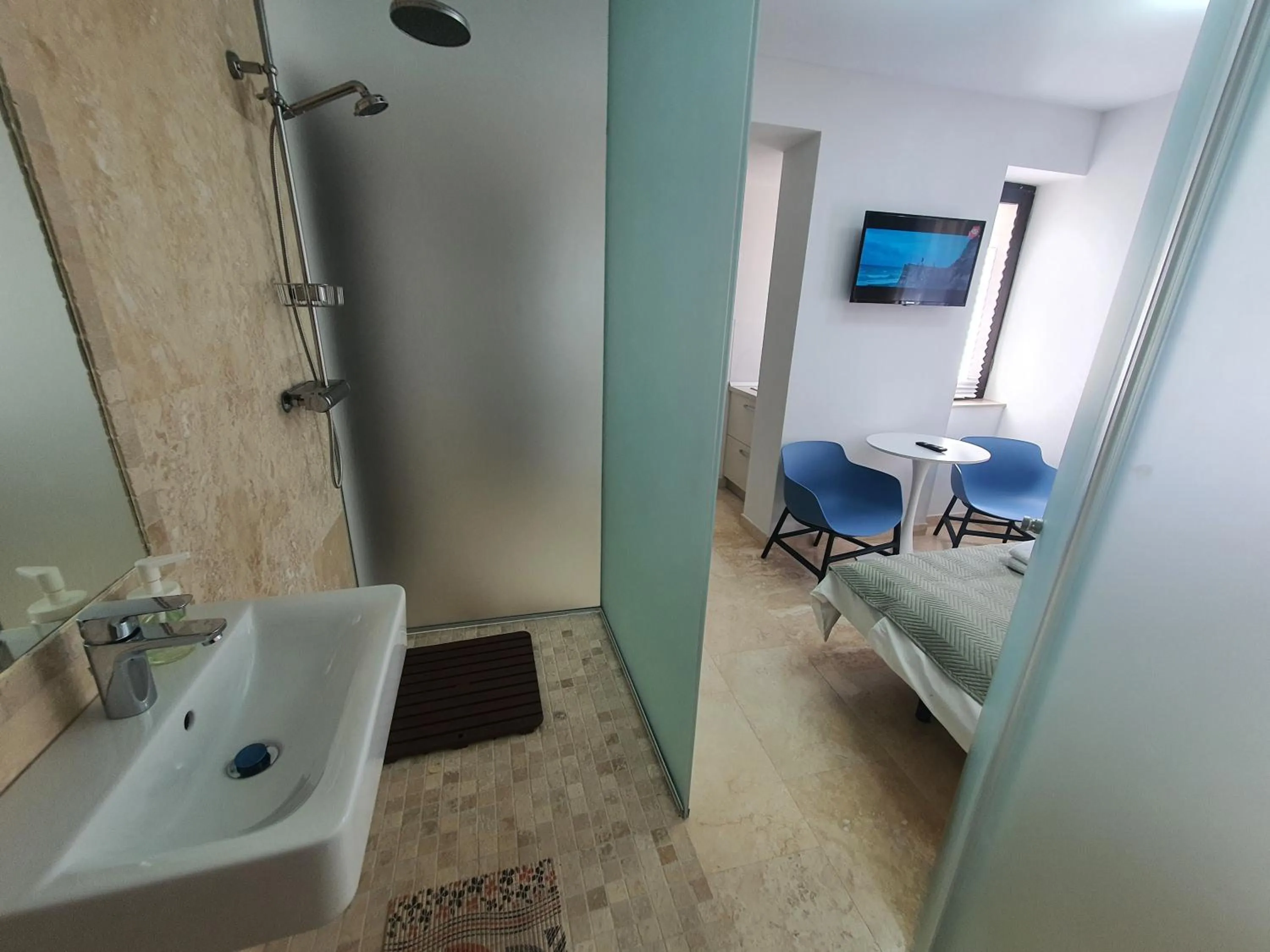 Communal lounge/ TV room in Dacia Residence Apartments