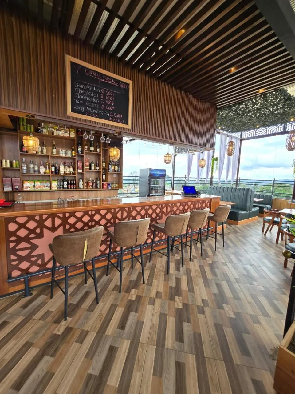 Lounge or bar in LA BEILA HOTEL MERU