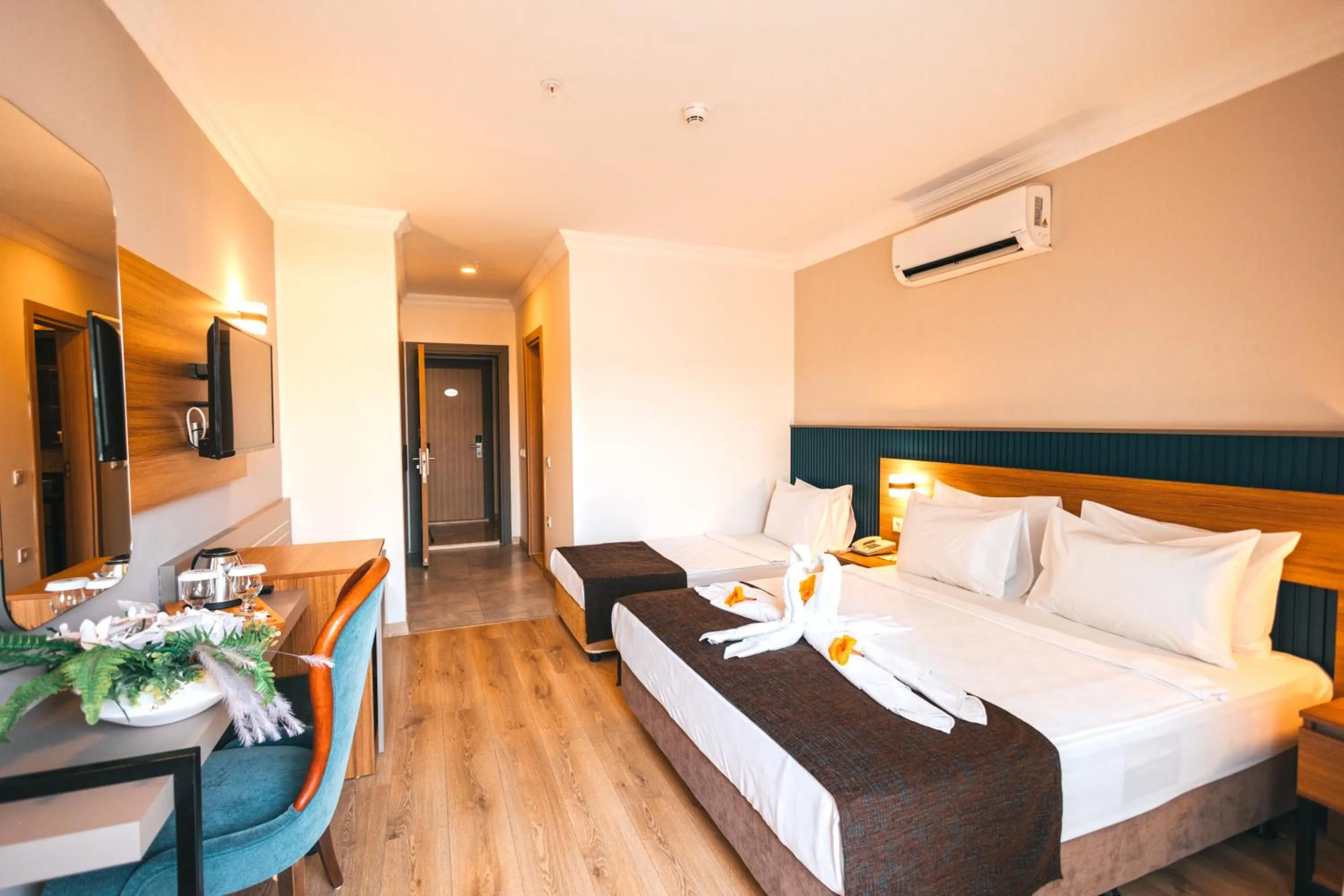 Bedroom, Bed in Viking Garden Hotel