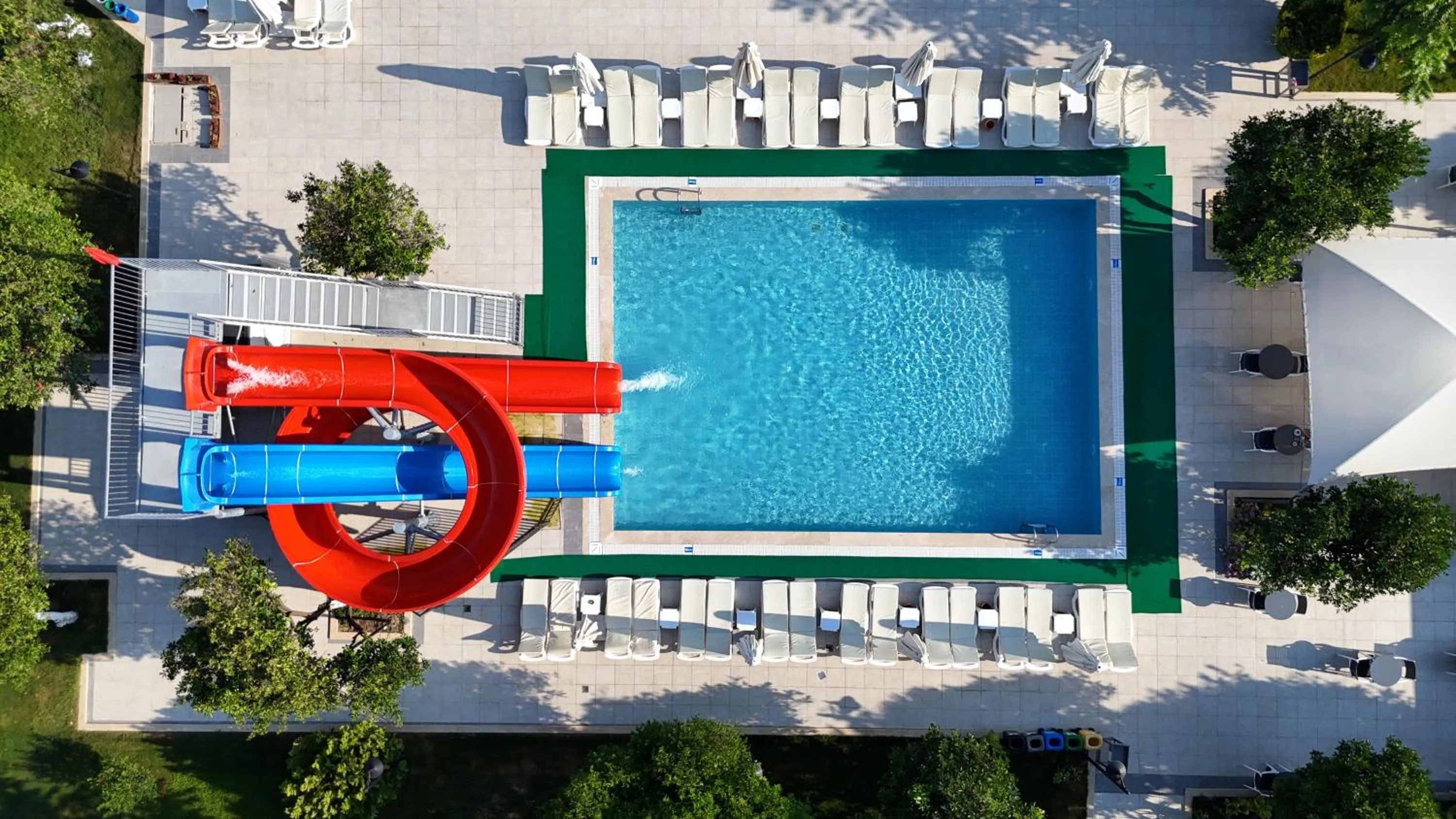Swimming pool in Viking Garden Hotel