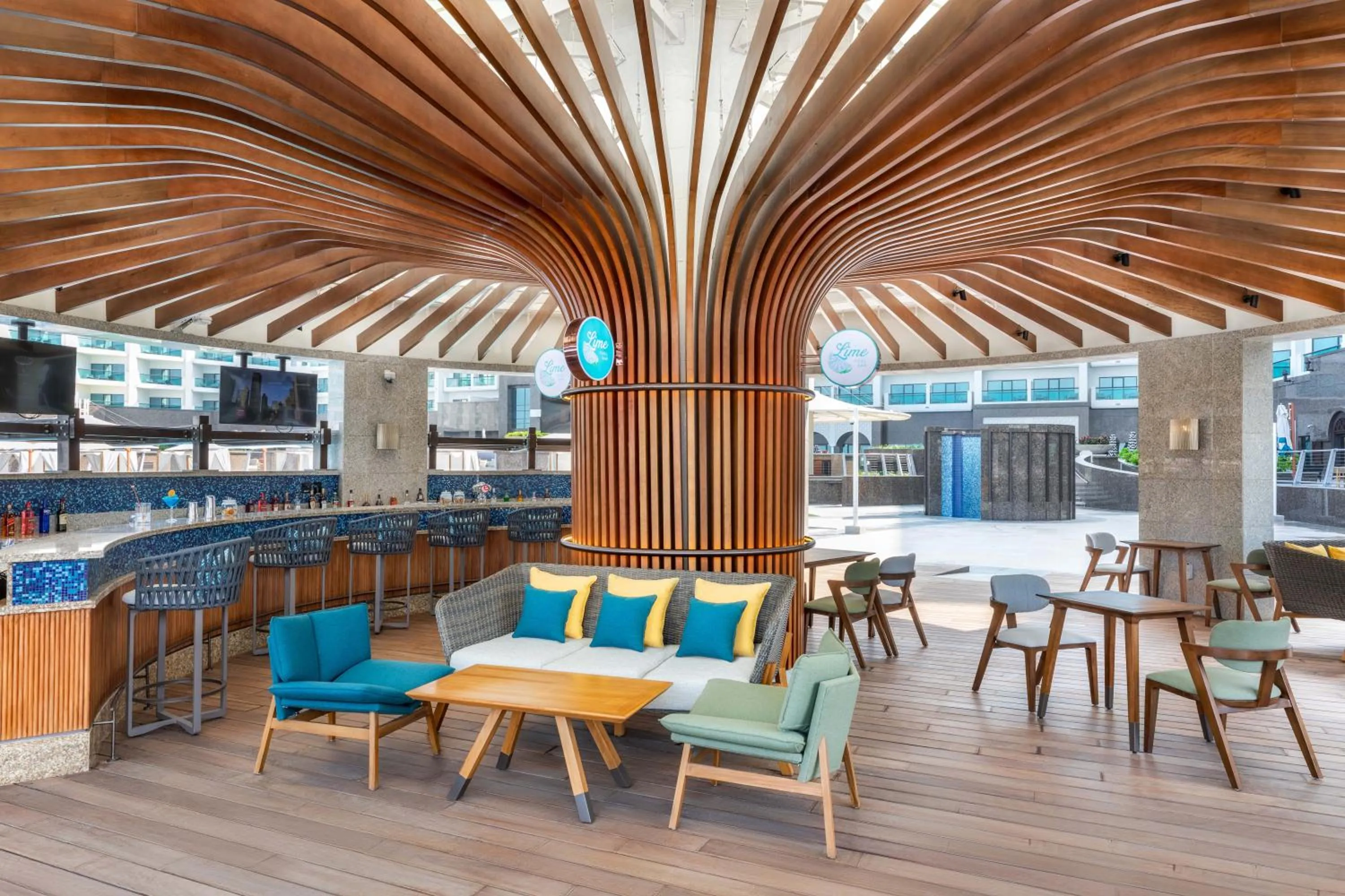 Lounge or bar in Taj Exotica Resort & Spa, The Palm, Dubai