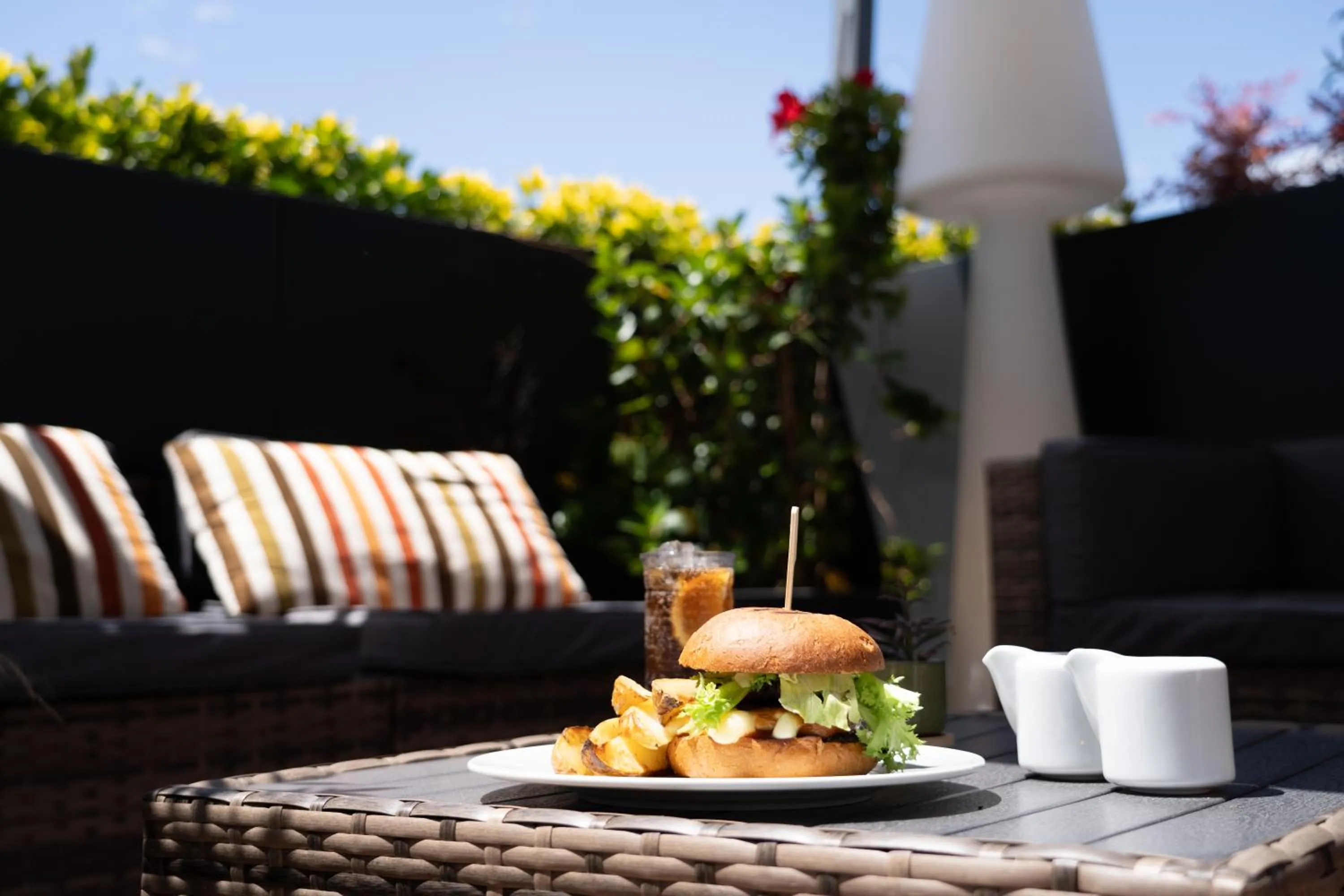 Restaurant/places to eat in Warmthotel