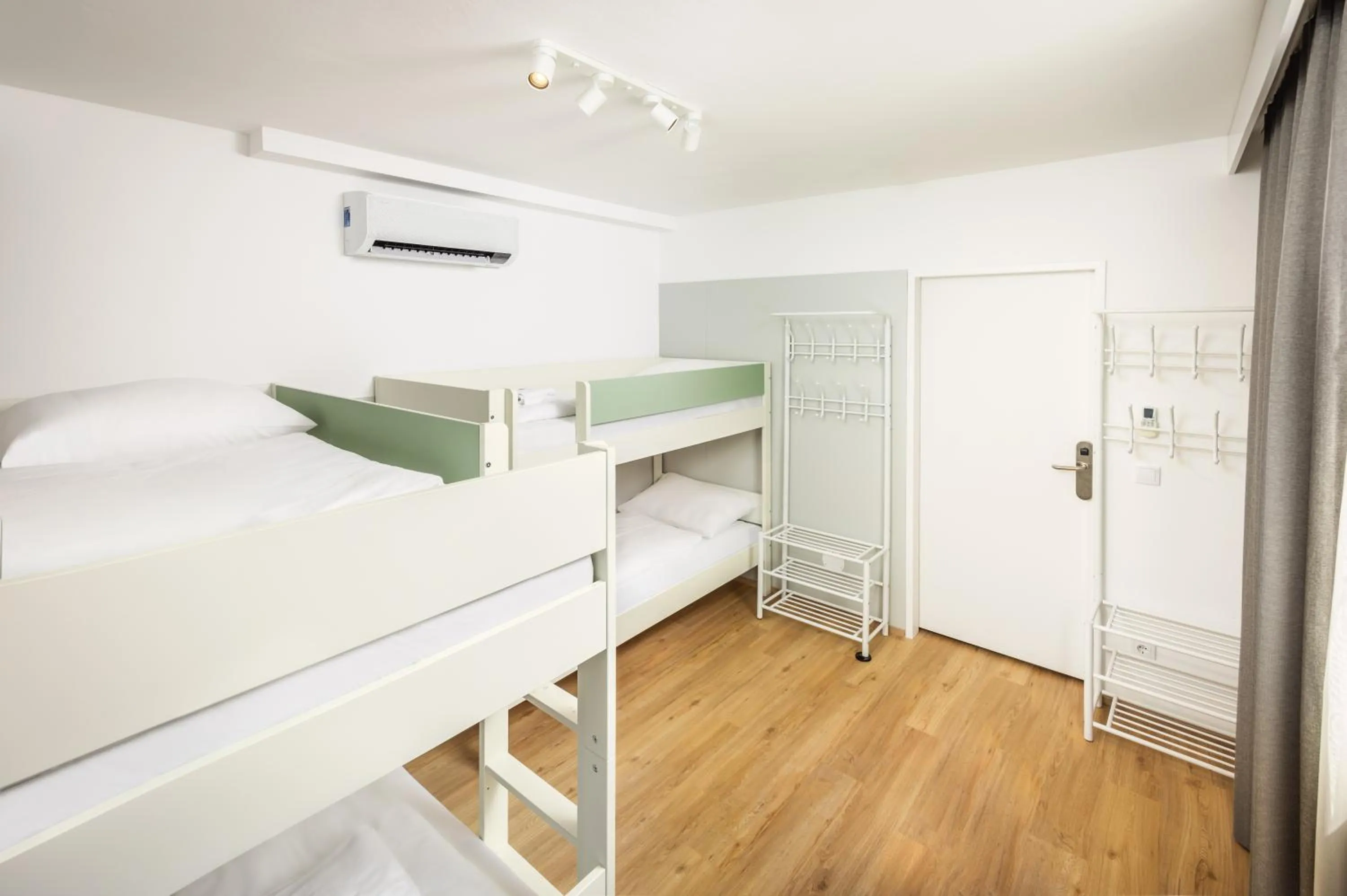 Bedroom, Bed in Jimmy's Apartments Dandelion