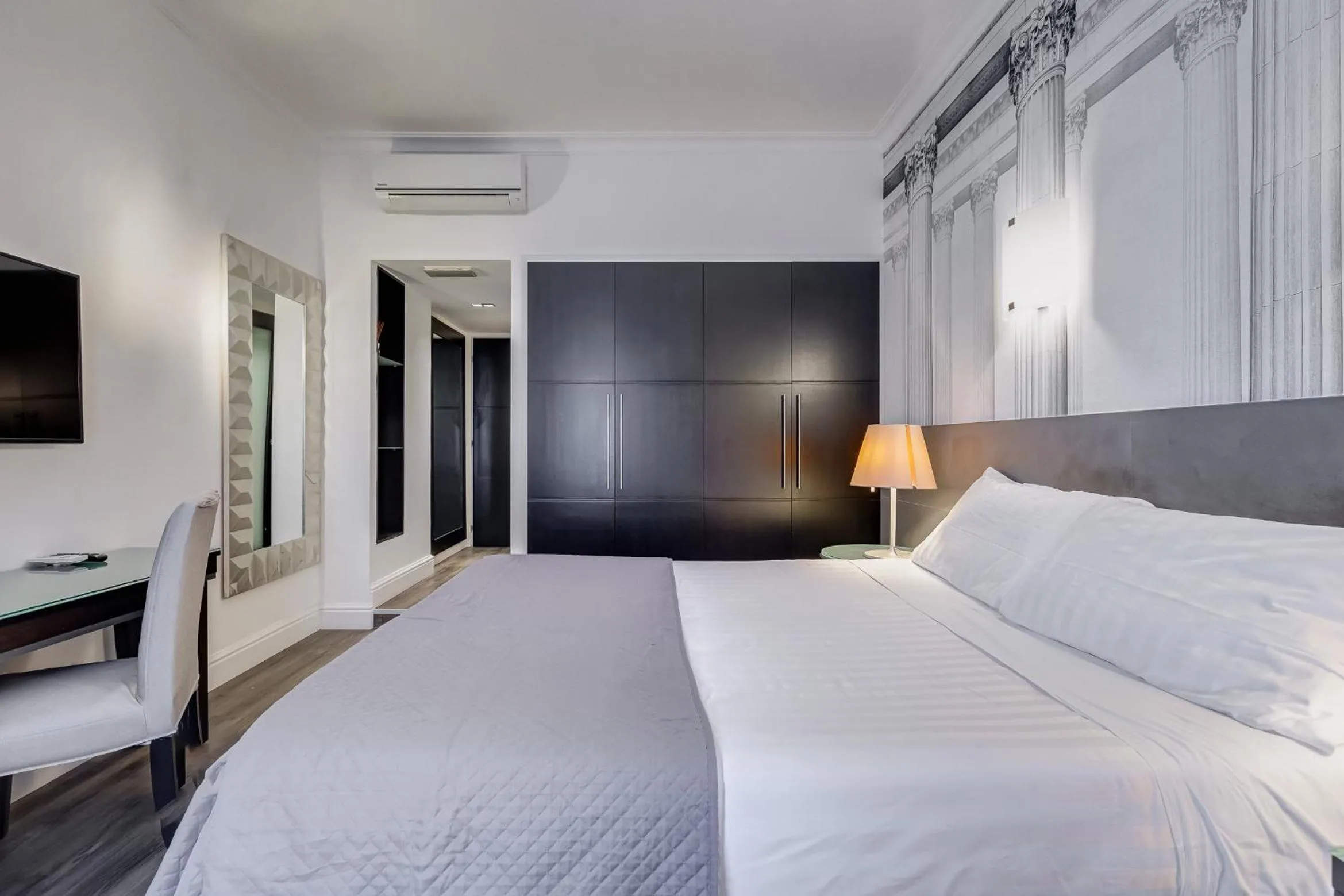 Bed in Residenza A -Via Veneto Fashion Rooms -self check-in