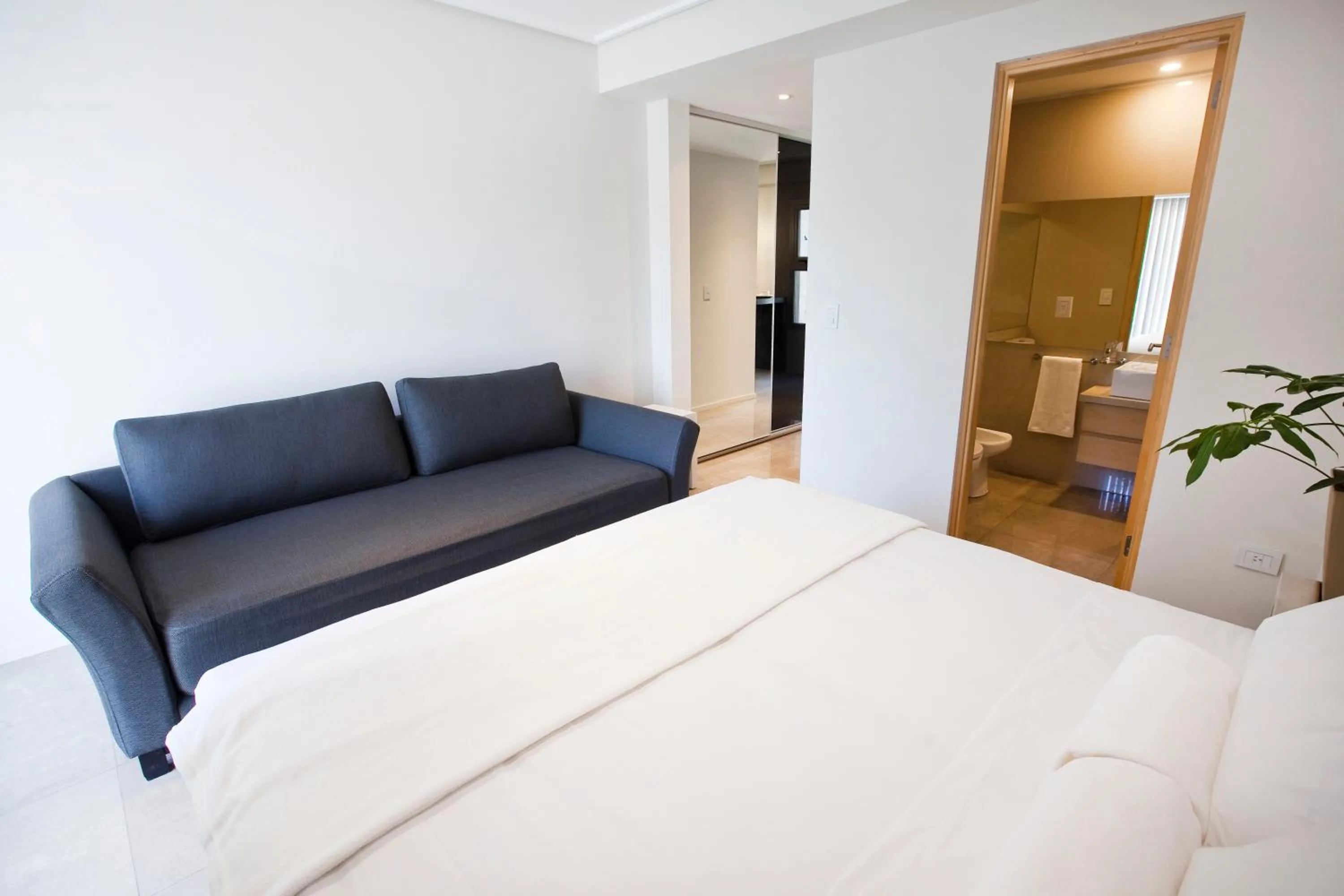 Photo of the whole room, Bed in Le Montreal Apartments