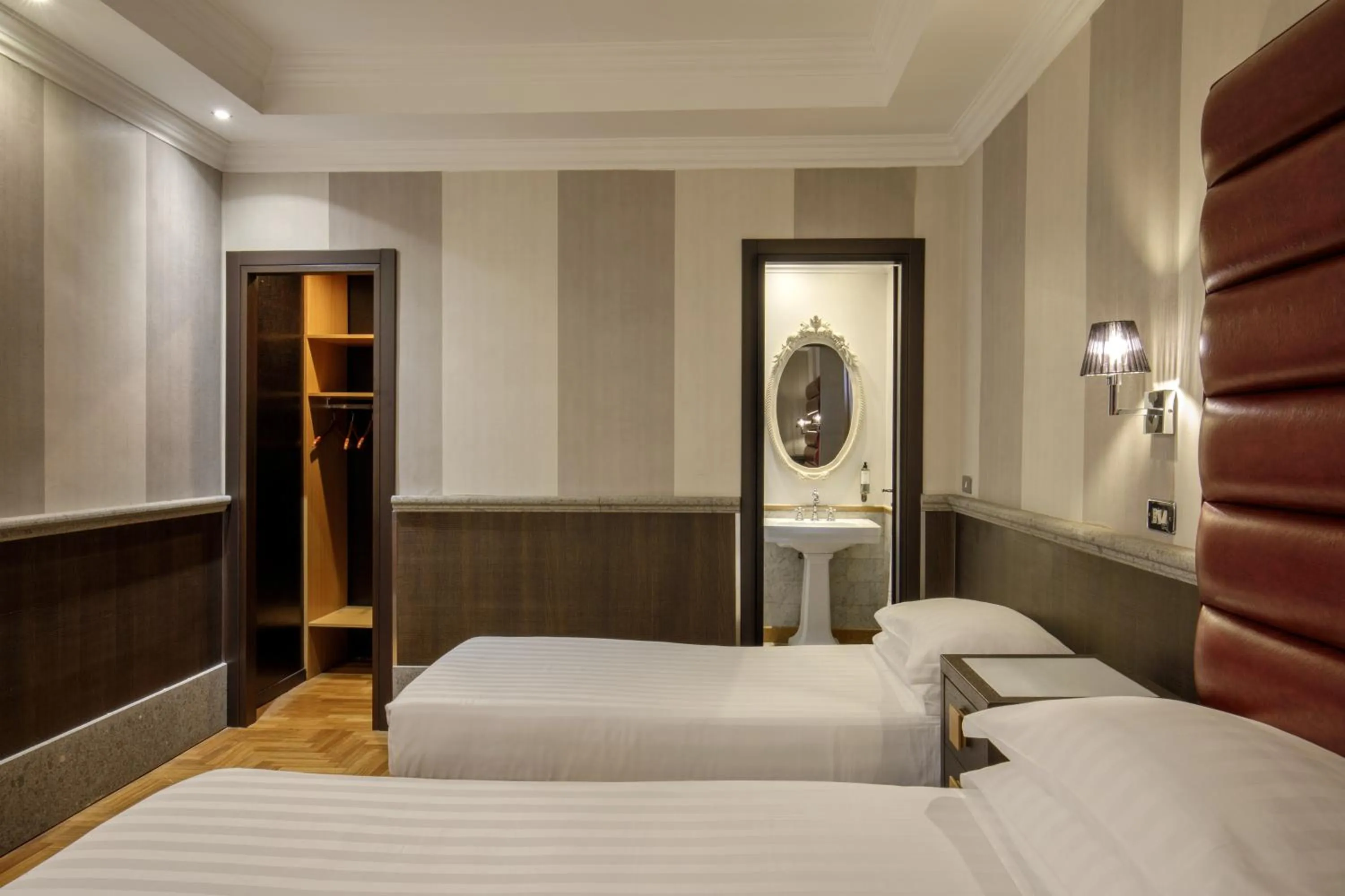 Bed in Hotel Royal Court