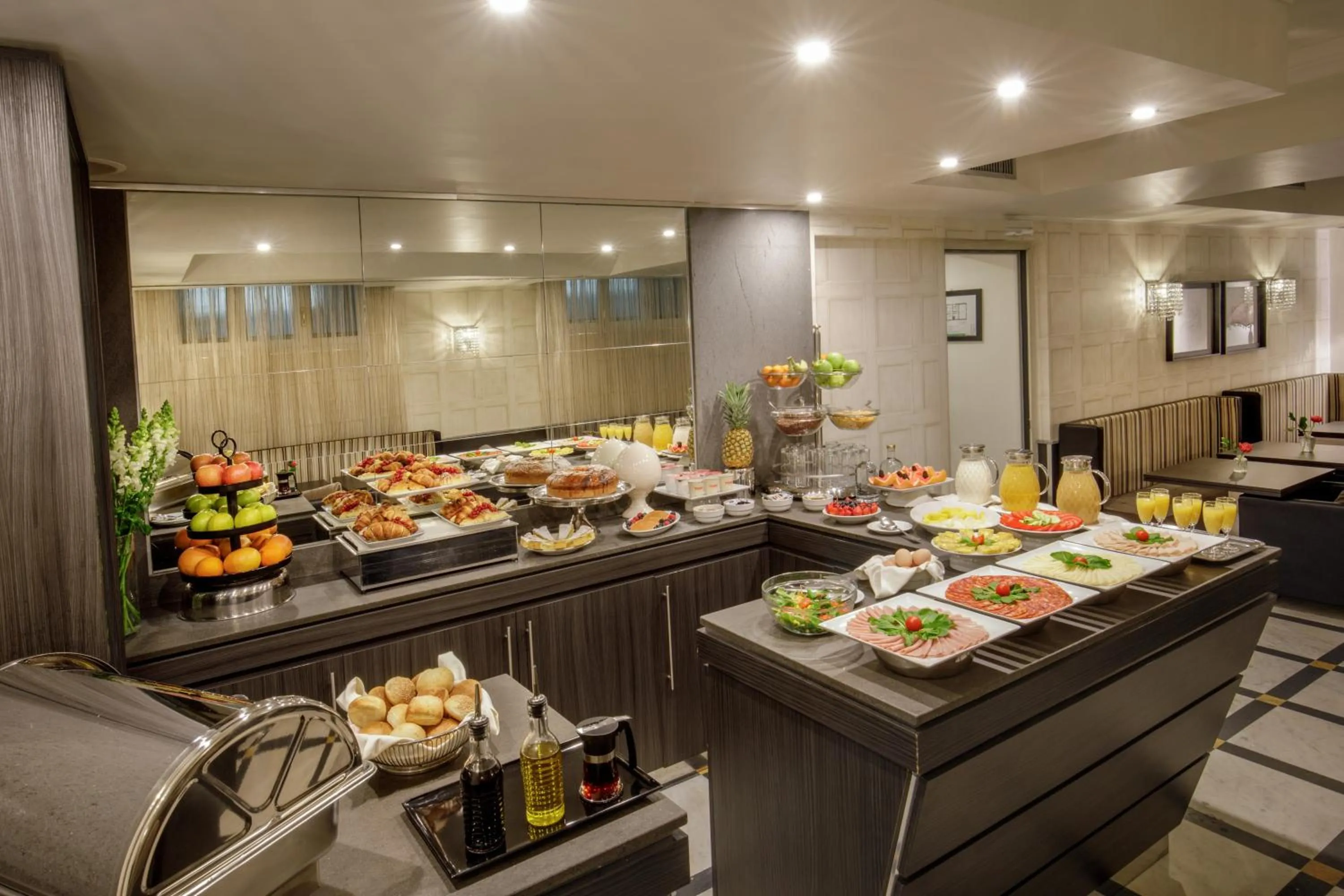 Restaurant/places to eat in Hotel Royal Court