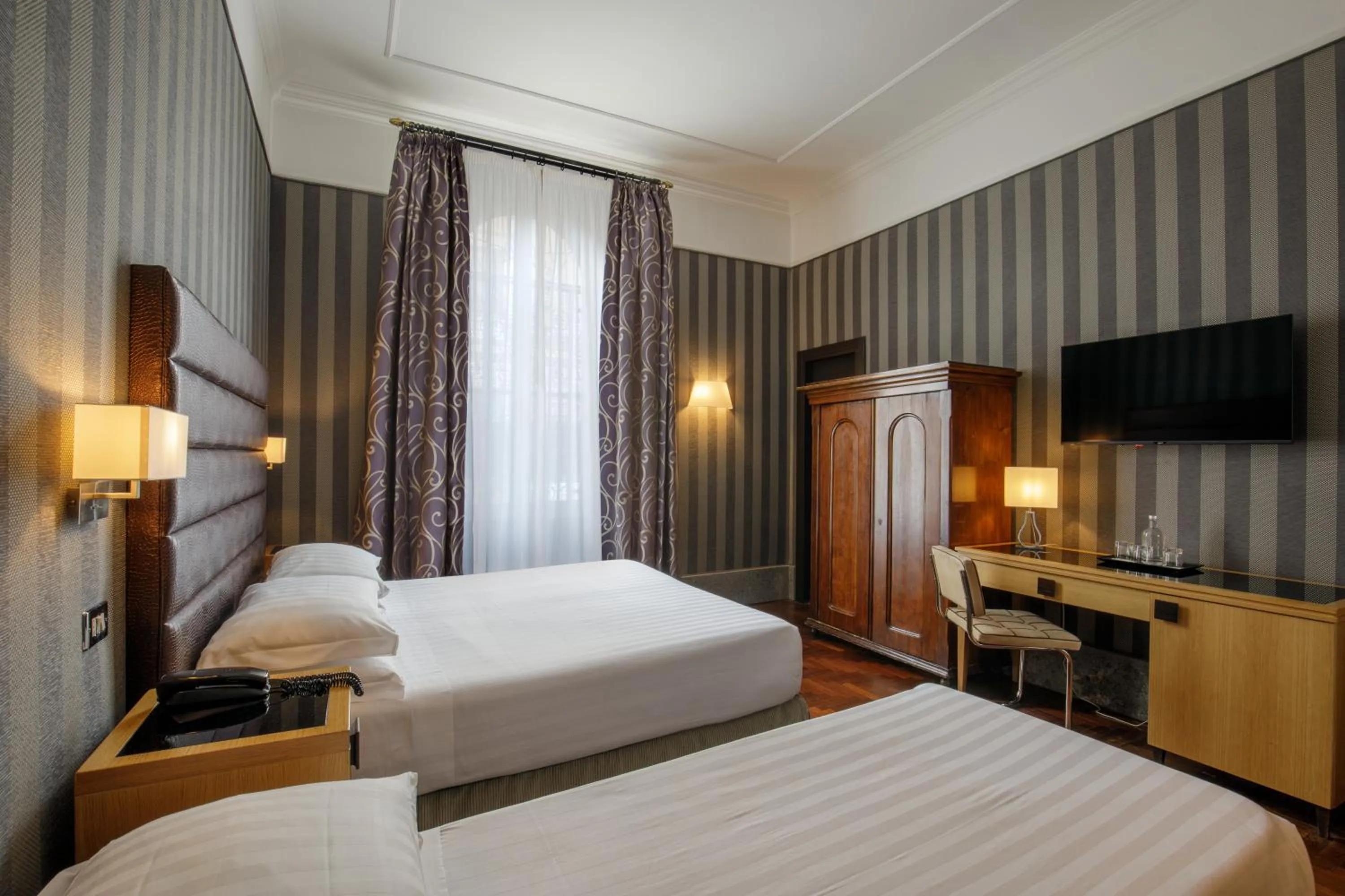 Bed in Hotel Royal Court